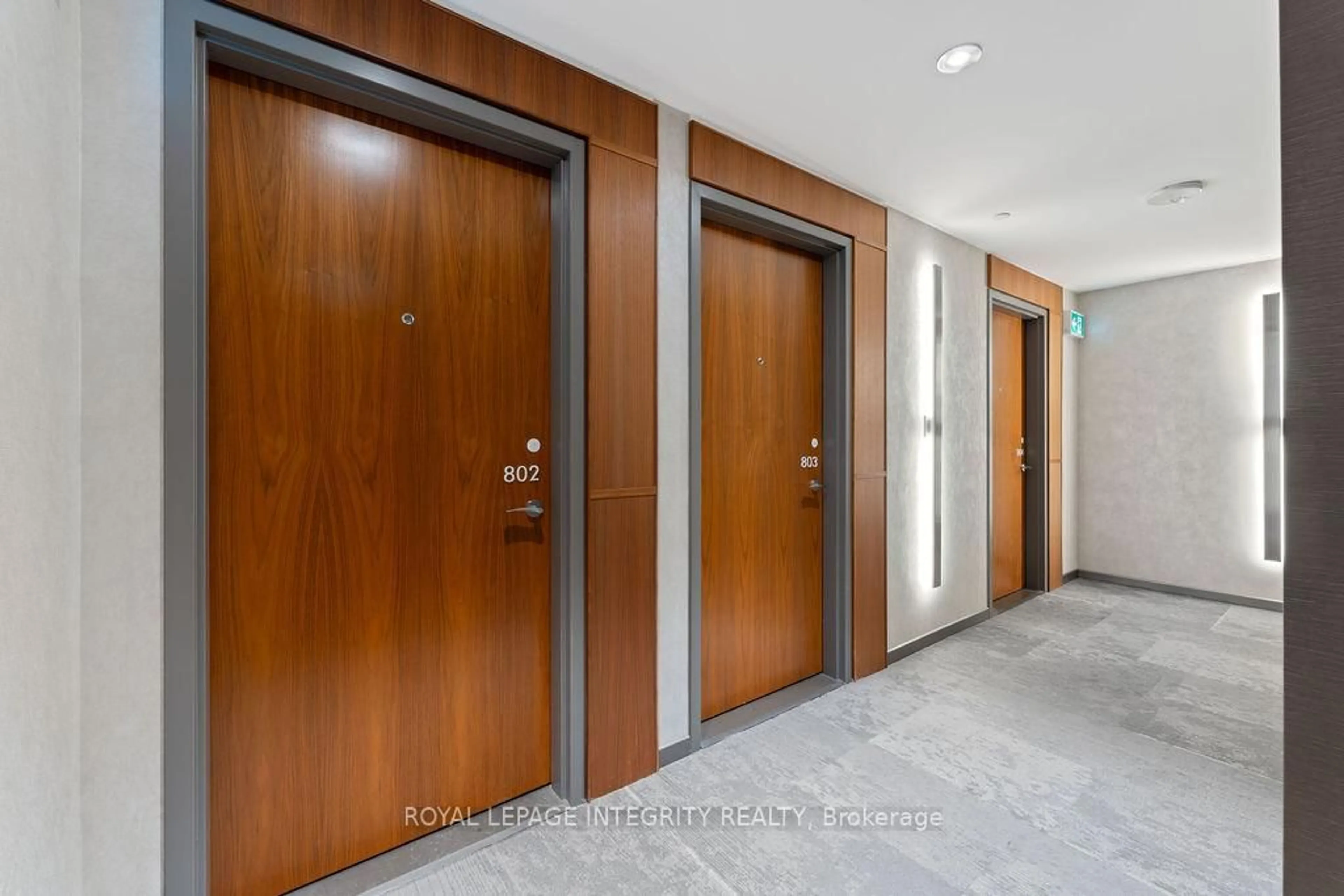 Indoor foyer for 101 Queen St #802, Ottawa Ontario K1P 0B7