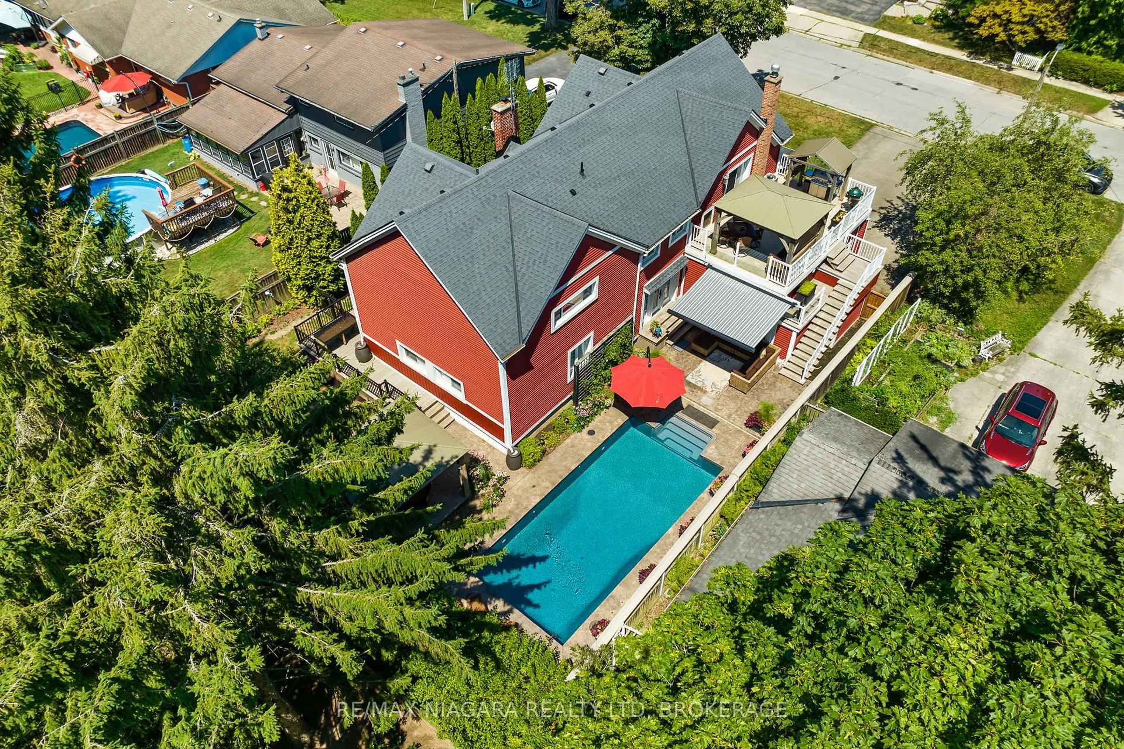 A pic from outside/outdoor area/front of a property/back of a property/a pic from drone, unknown for 87 Norway Ave, Welland Ontario L3C 4A3