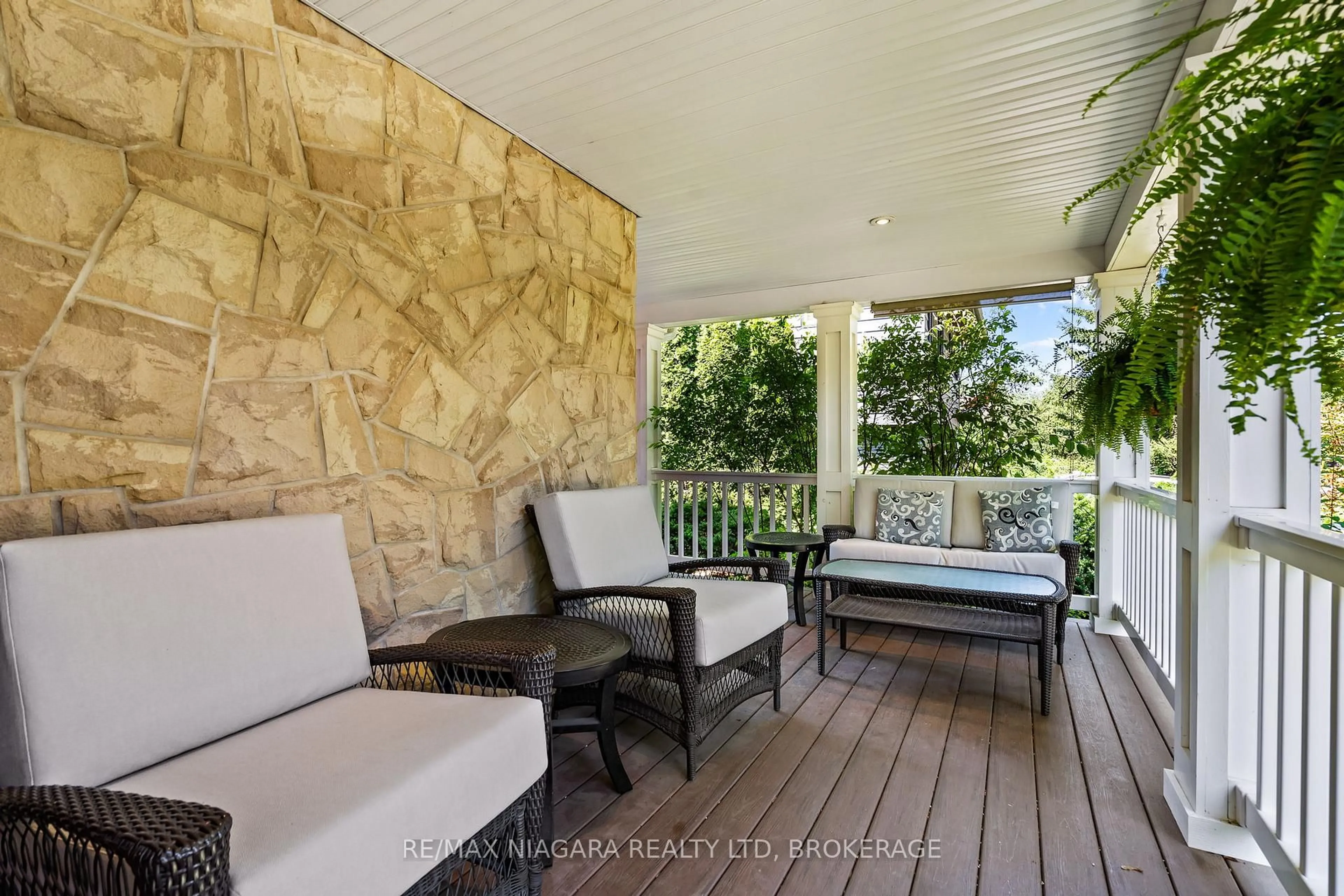 Patio, street for 87 Norway Ave, Welland Ontario L3C 4A3