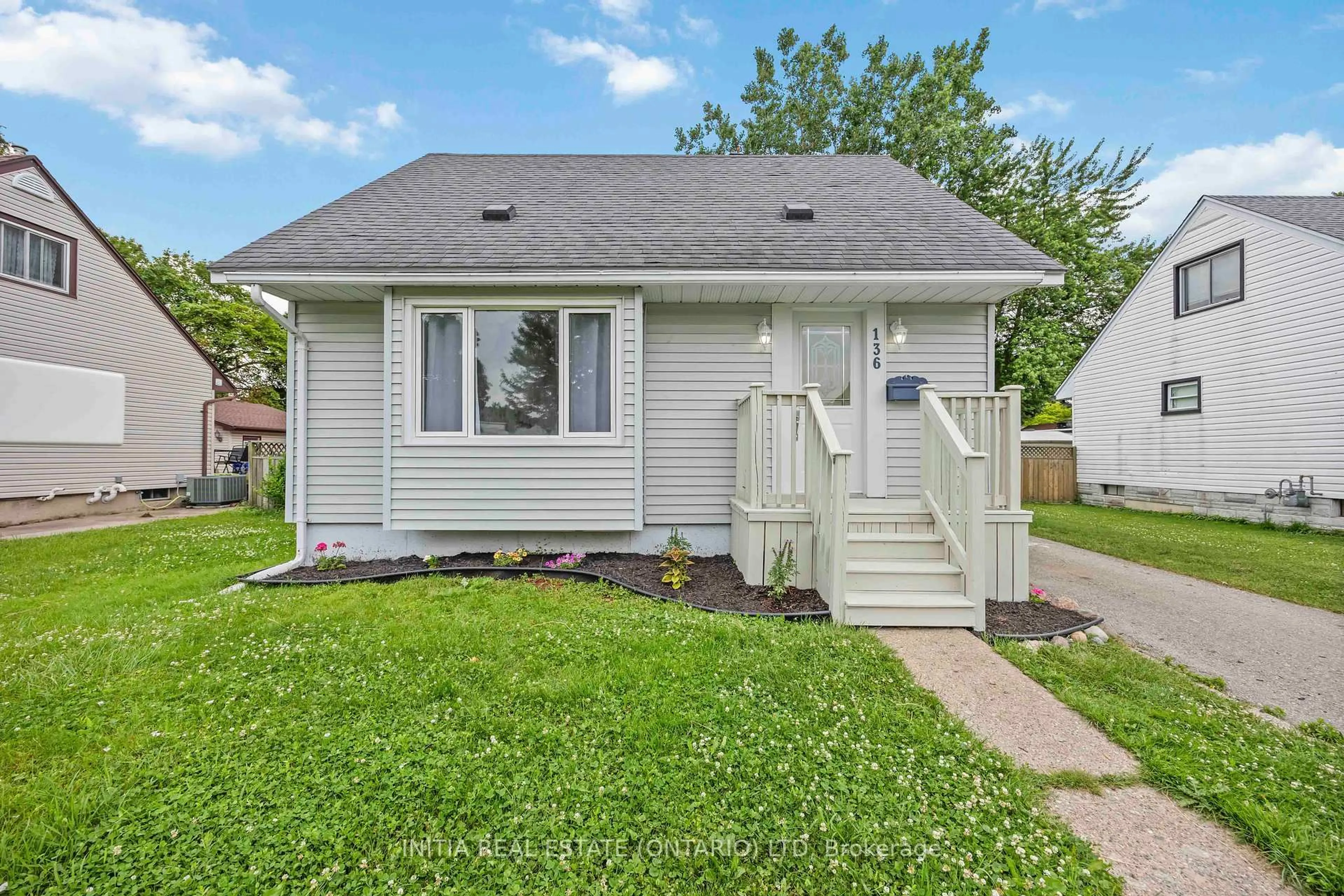 Home with vinyl exterior material, street for 136 Chestnut Ave, Sarnia Ontario N7T 4L8