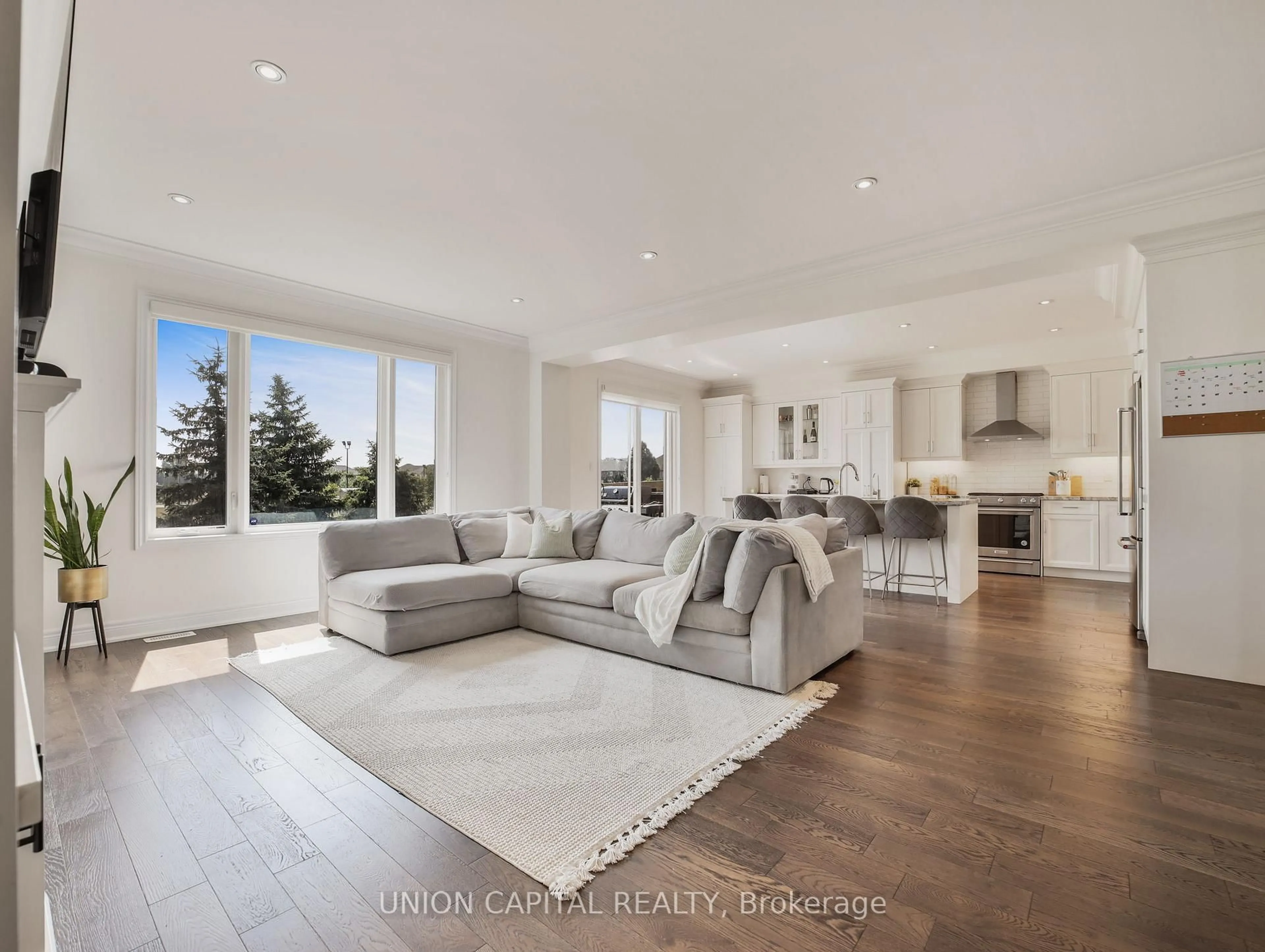 Living room with furniture, unknown for 26 Hampshire Pl, Hamilton Ontario L8J 2V3