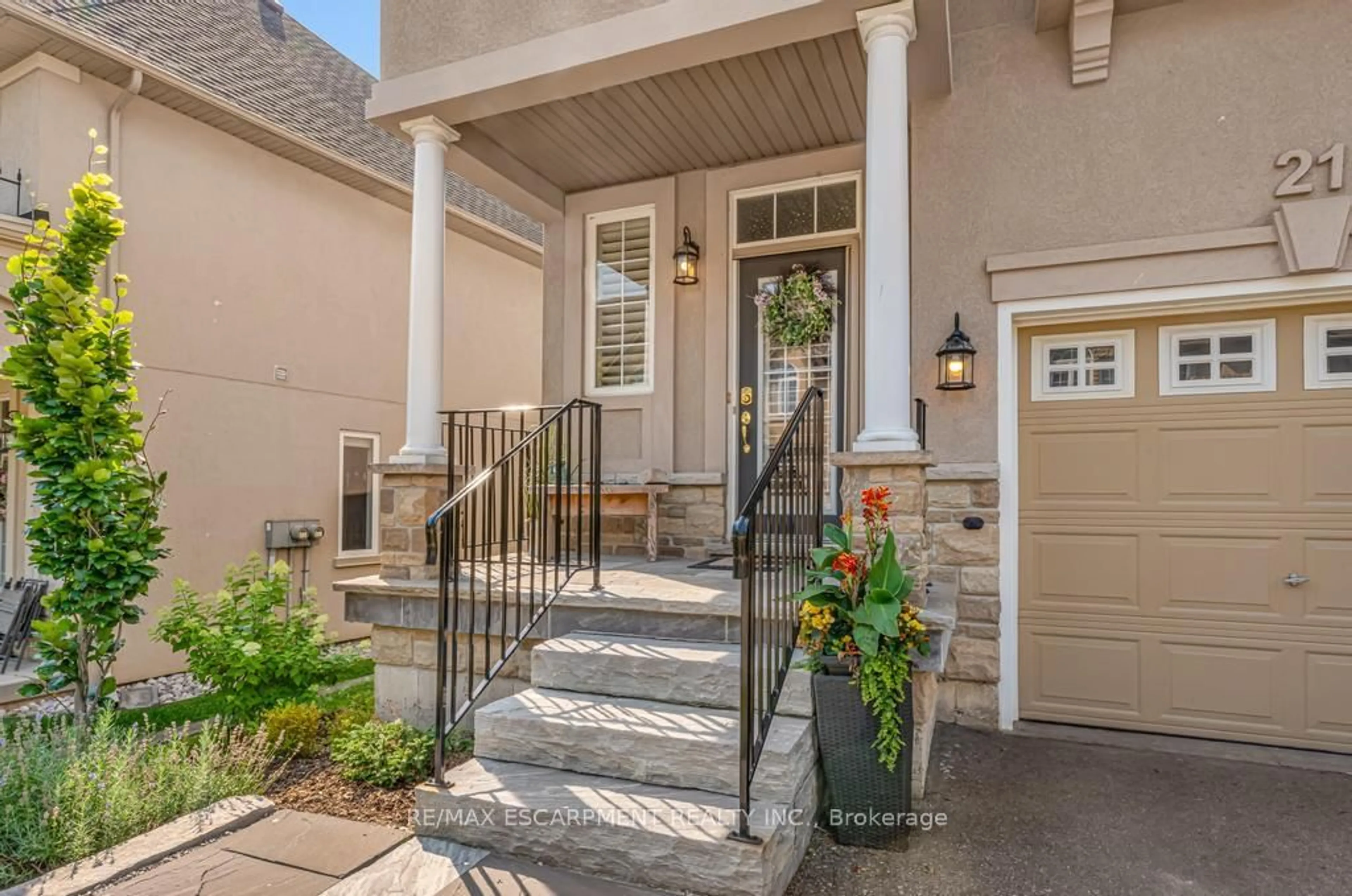 Indoor entryway for 21 Forest Valley Cres, Hamilton Ontario L9H 0A7