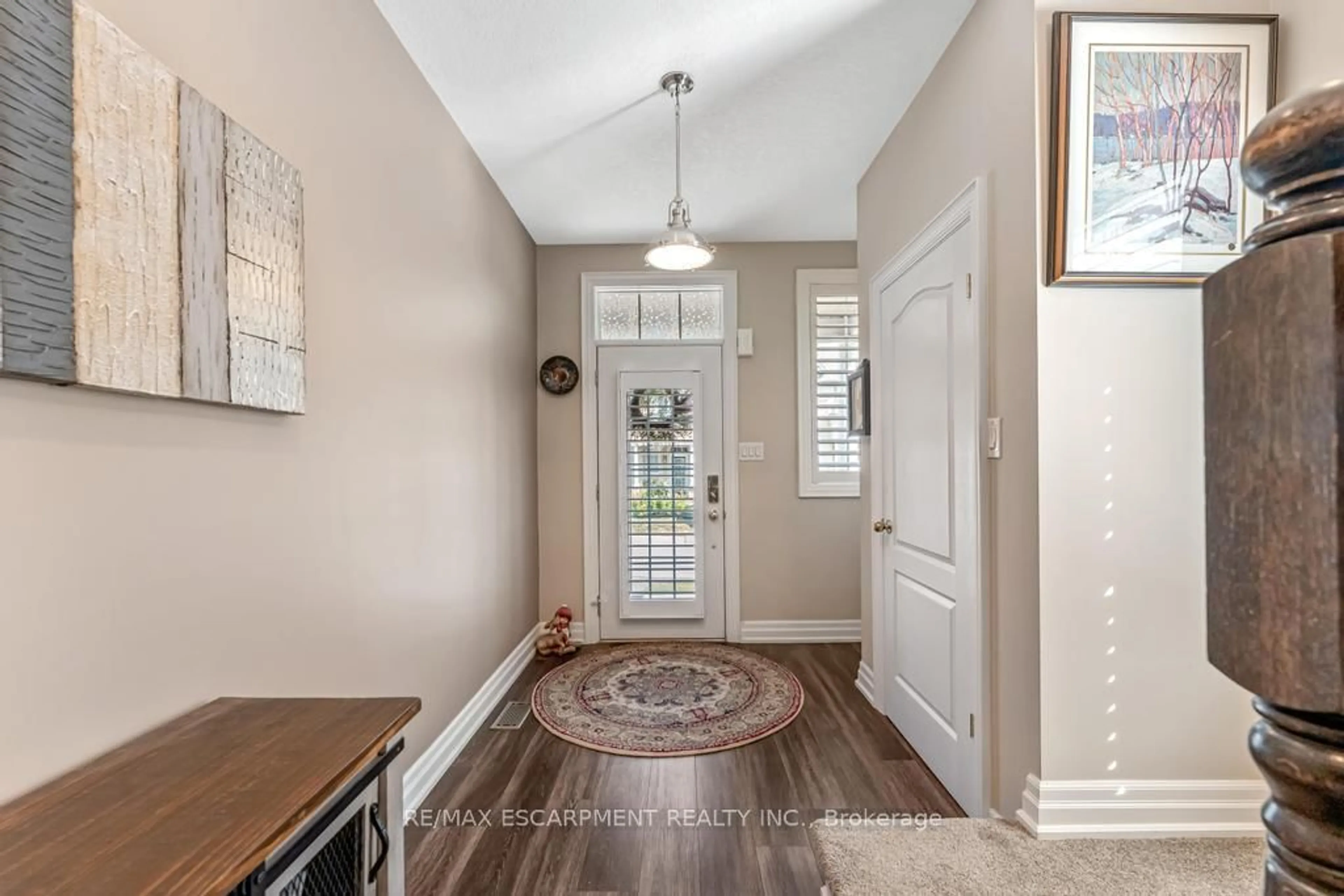 Indoor entryway for 21 Forest Valley Cres, Hamilton Ontario L9H 0A7