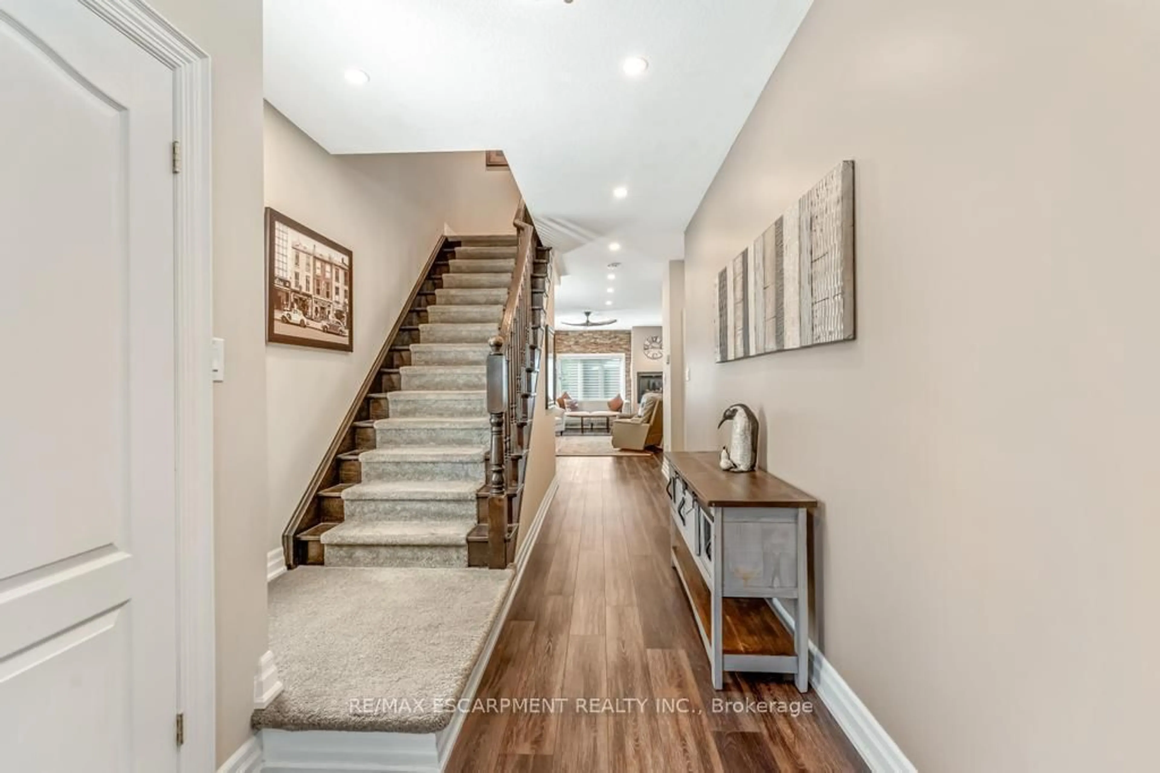 Indoor entryway for 21 Forest Valley Cres, Hamilton Ontario L9H 0A7