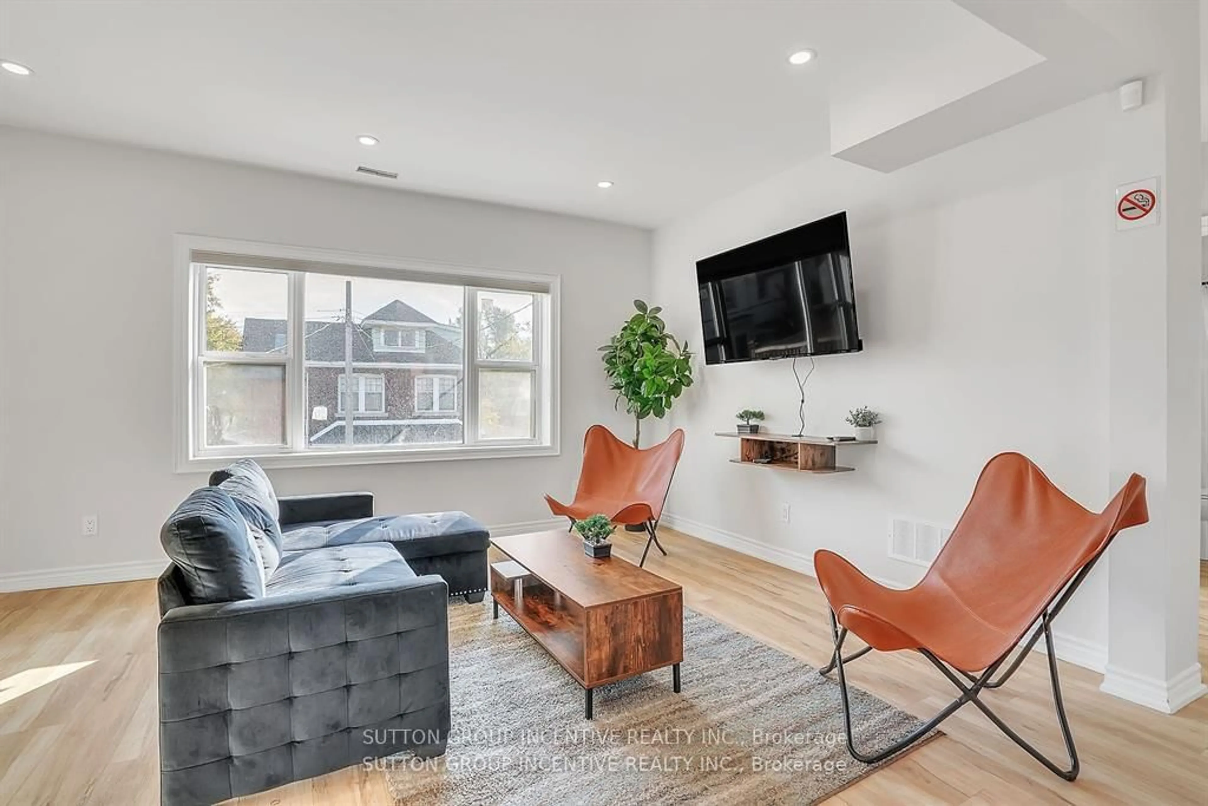 Living room with furniture, unknown for 88 Tisdale St, Hamilton Ontario L8N 2W2