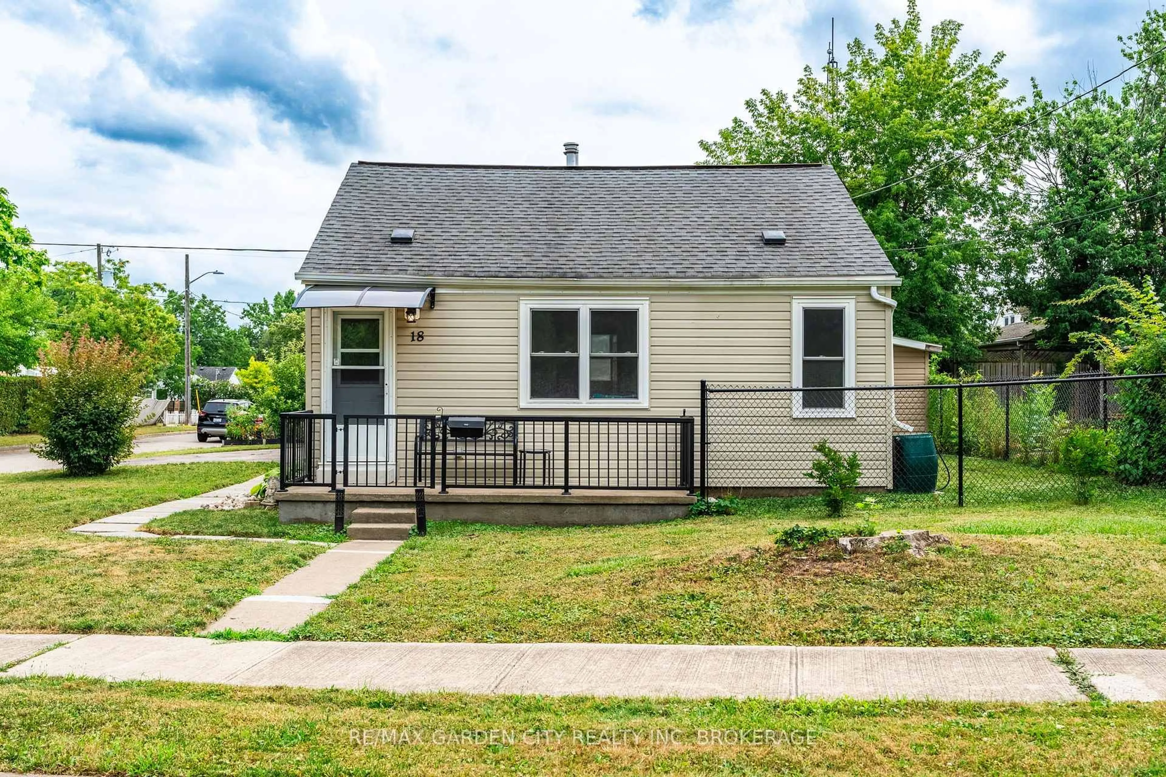 Home with vinyl exterior material, street for 18 Glen Ave, St. Catharines Ontario L2S 1L1
