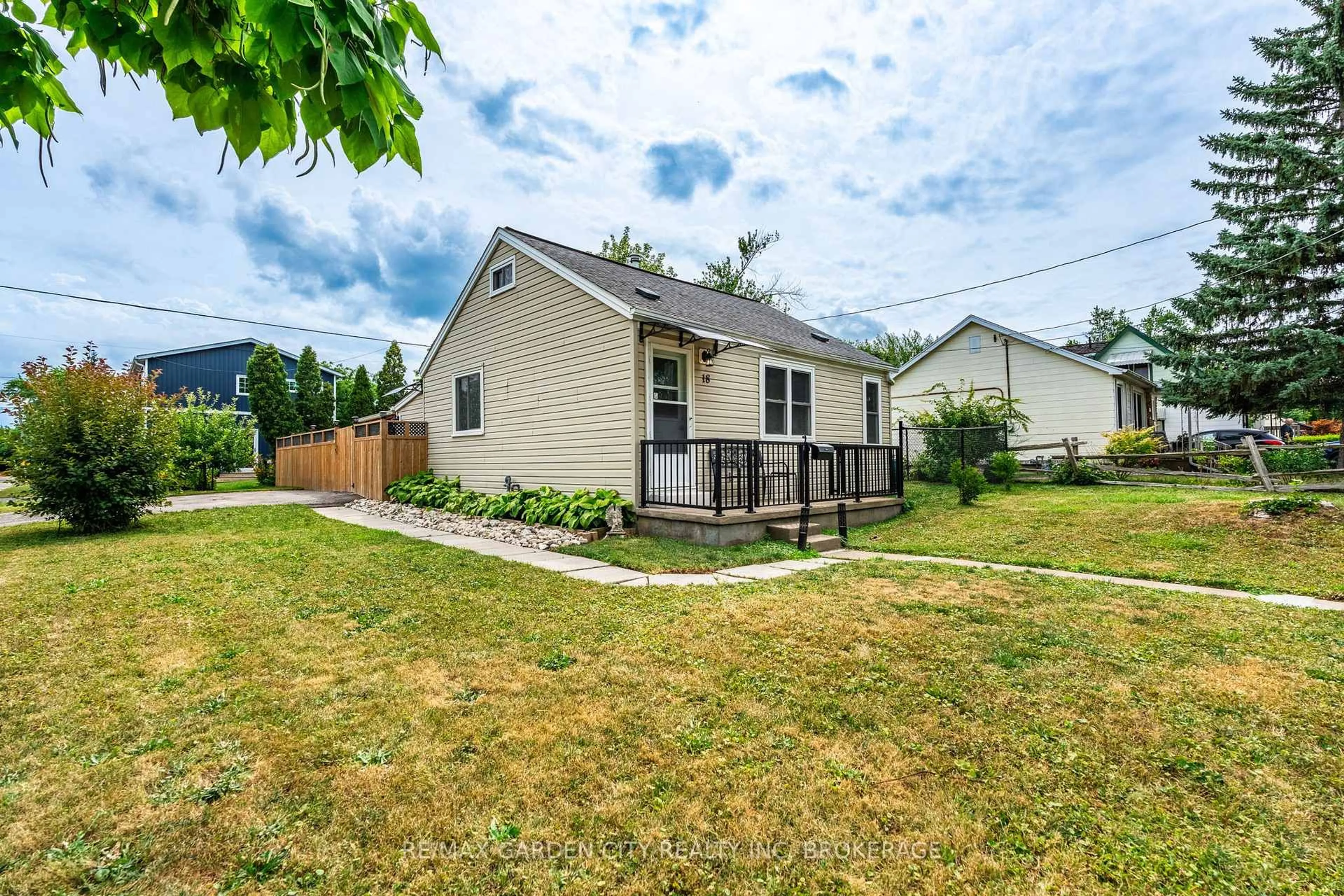 Unknown for 18 Glen Ave, St. Catharines Ontario L2S 1L1