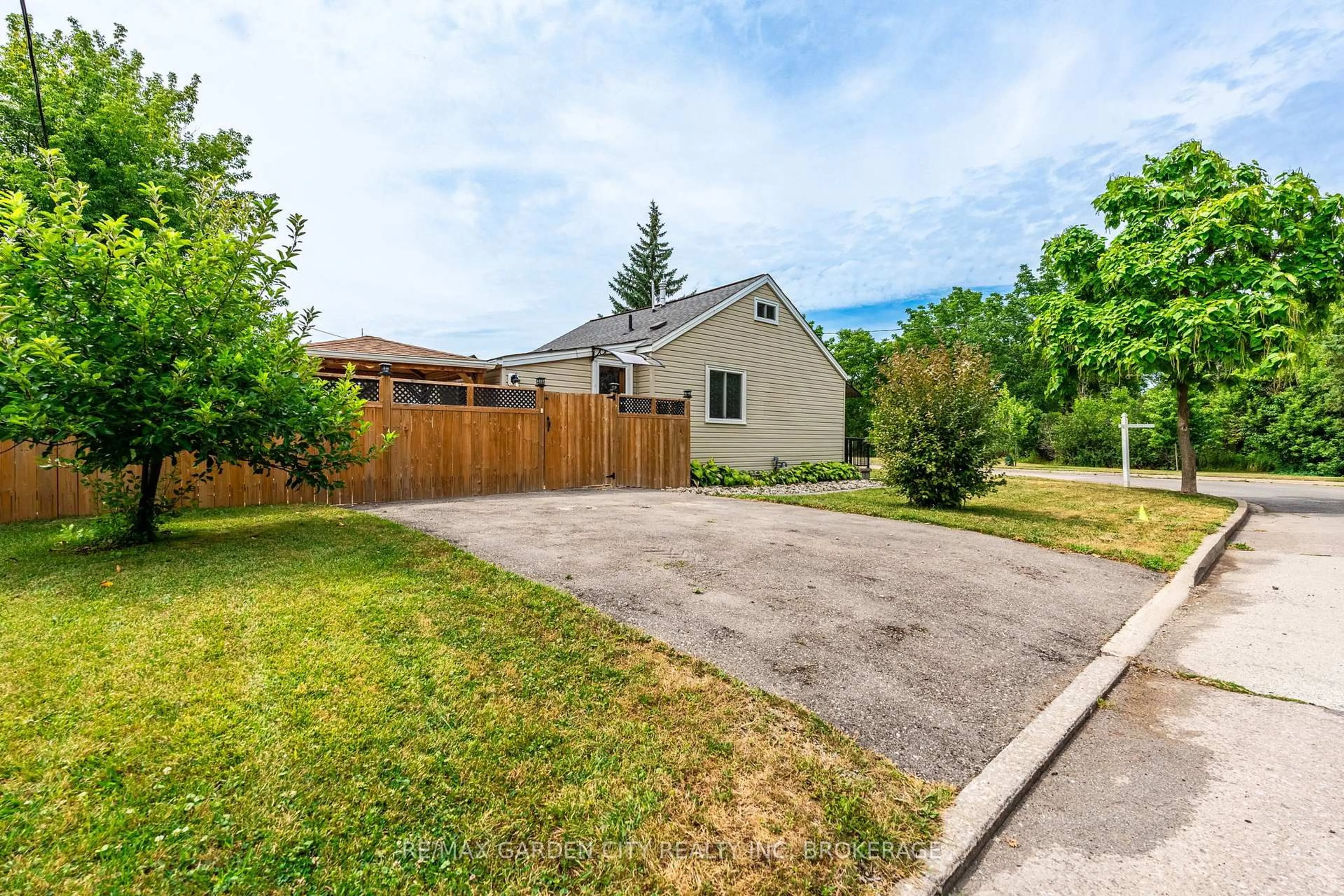 A pic from outside/outdoor area/front of a property/back of a property/a pic from drone, street for 18 Glen Ave, St. Catharines Ontario L2S 1L1