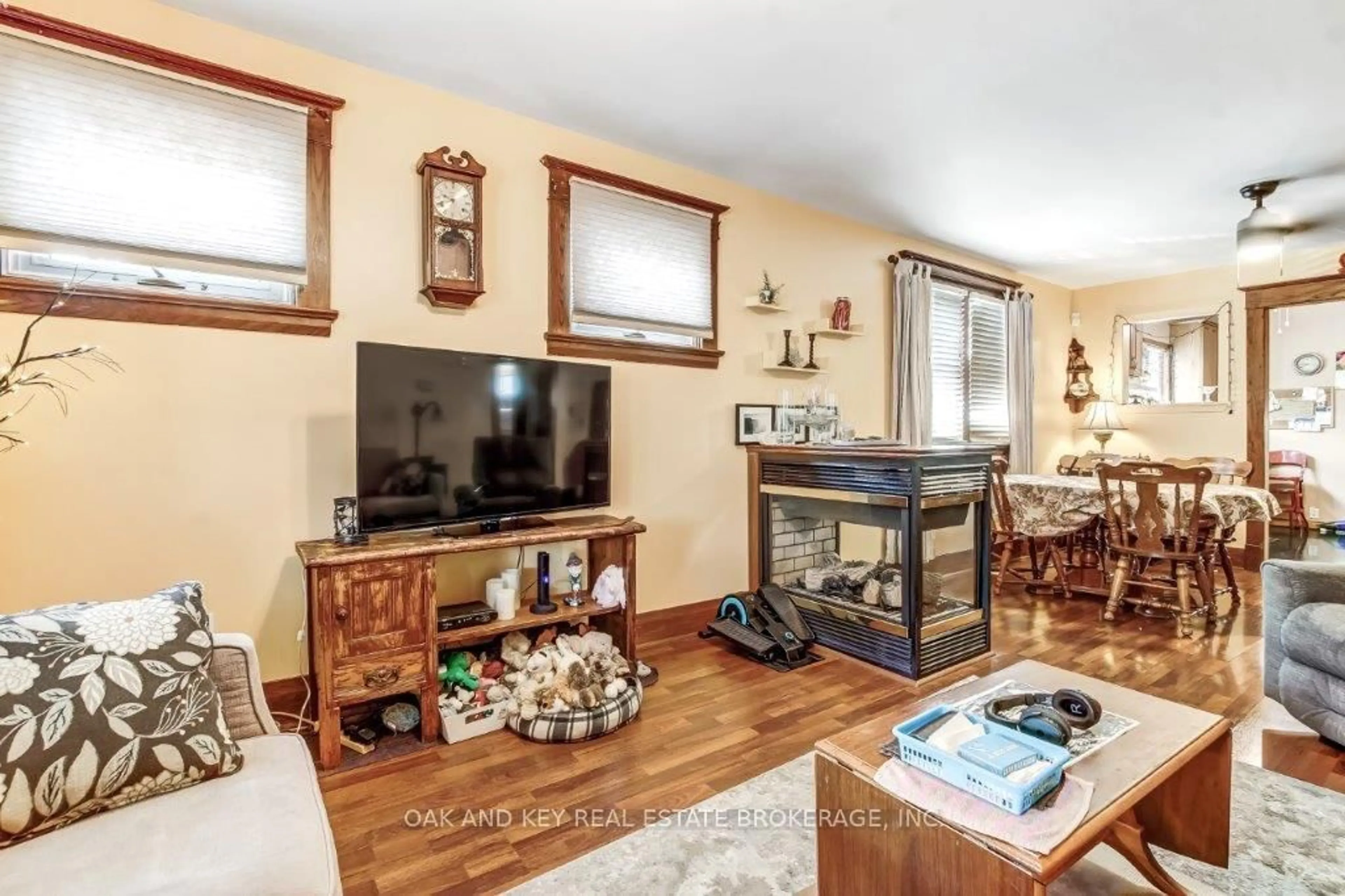 Living room with furniture, wood/laminate floor for 59 Adelaide St, London South Ontario N5Z 3K3