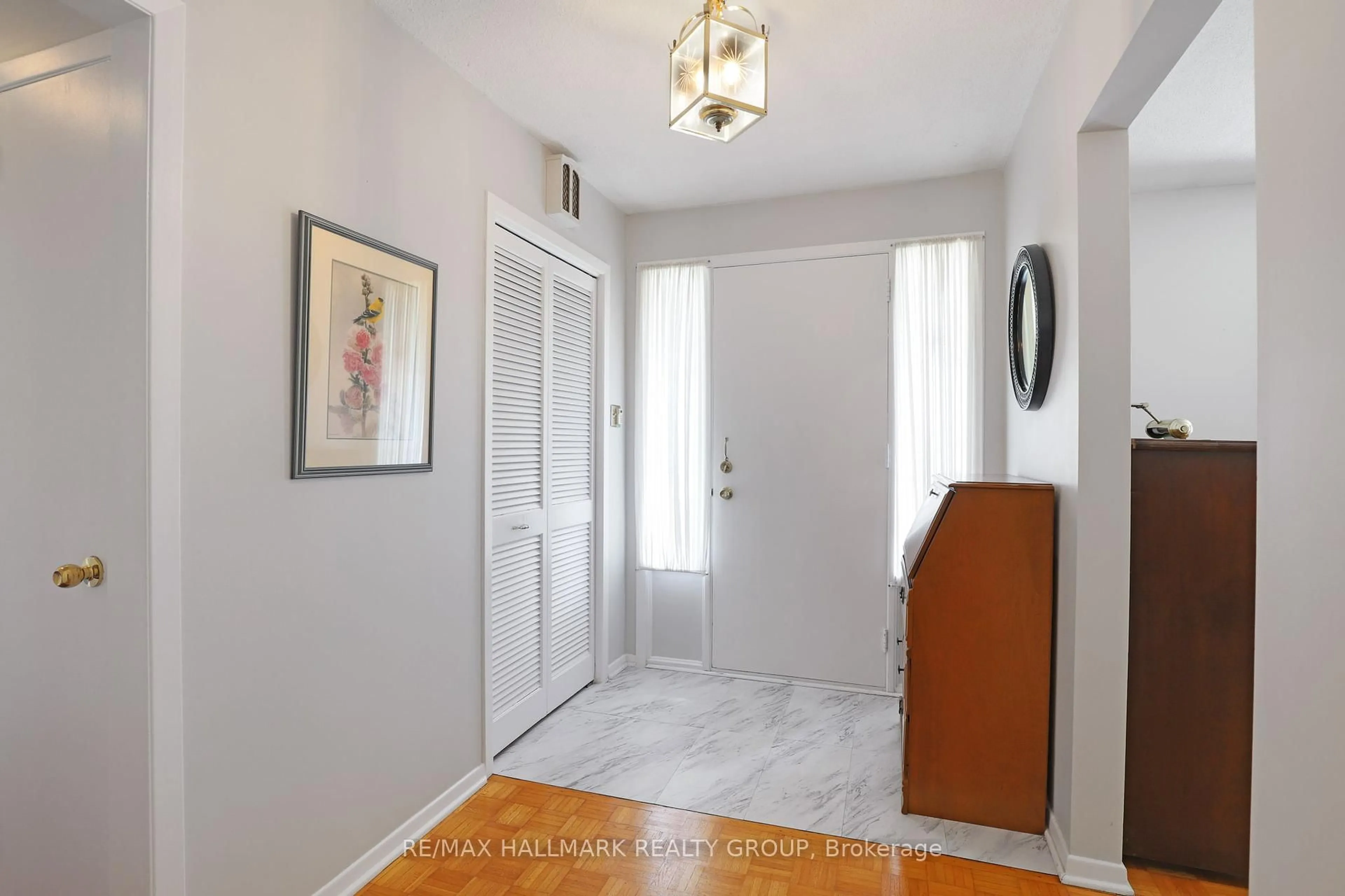 Indoor entryway for 1307 Fairway Dr, Manotick Ontario K4M 1B3