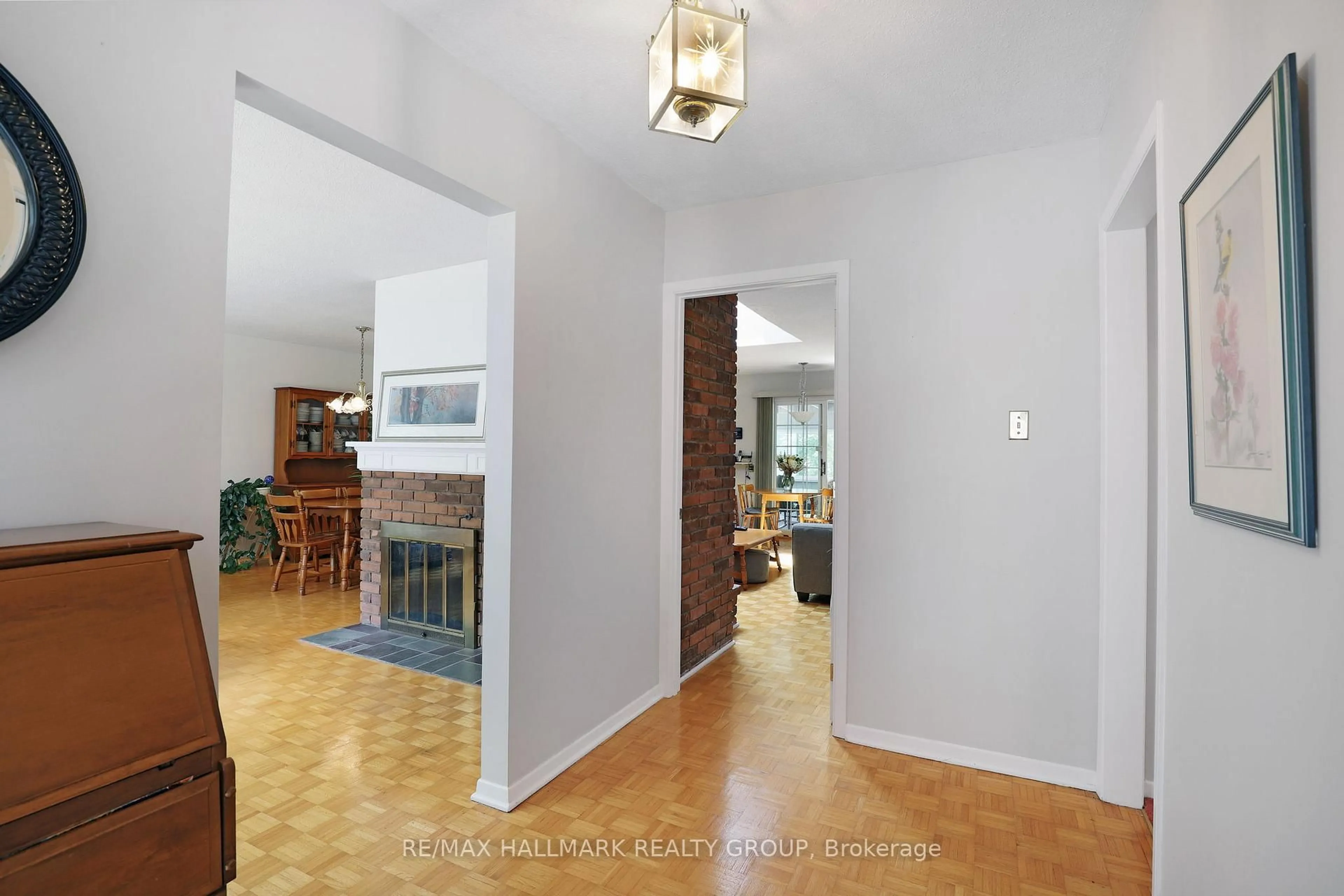 Indoor foyer for 1307 Fairway Dr, Manotick Ontario K4M 1B3