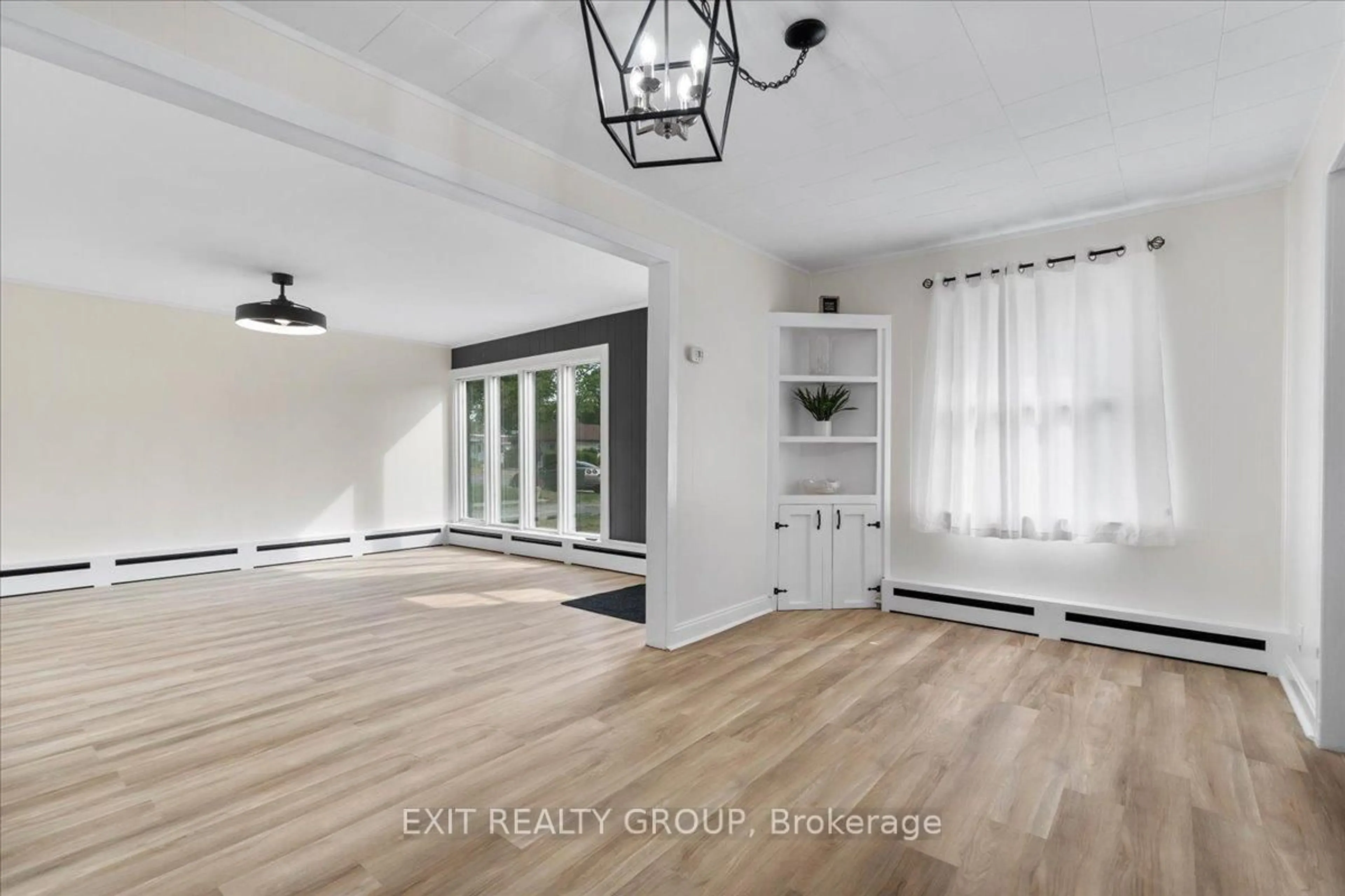 Indoor entryway for 34 Orchard Dr, Belleville Ontario K8P 2K4
