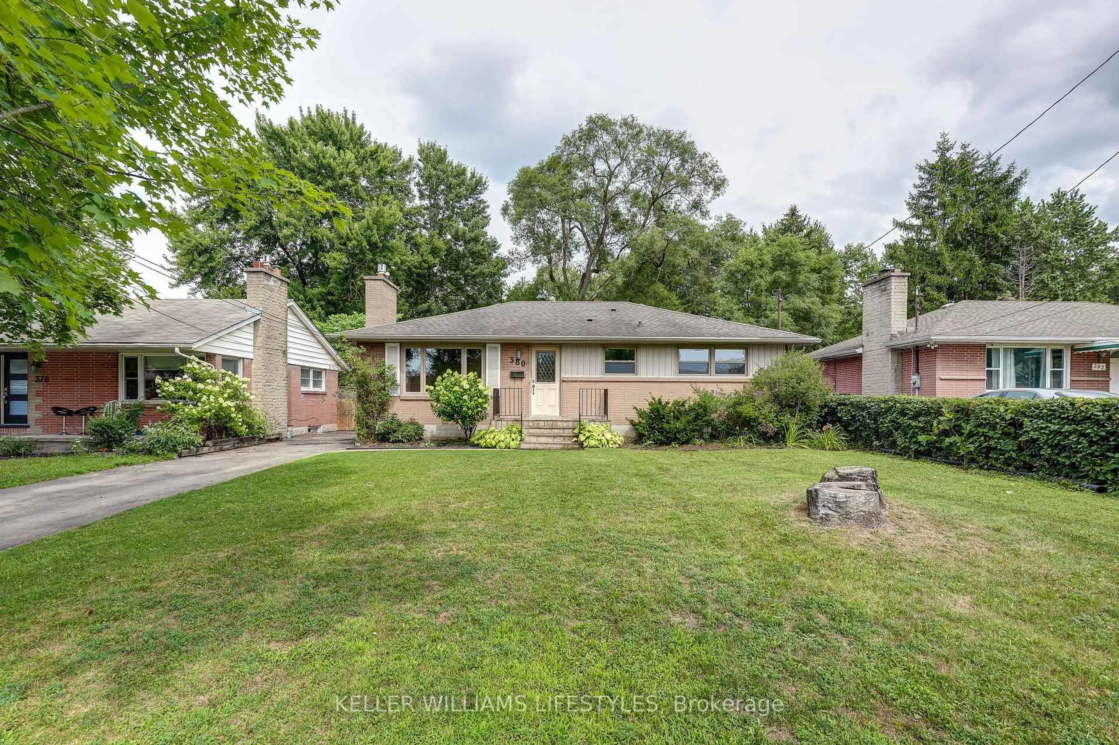 A pic from outside/outdoor area/front of a property/back of a property/a pic from drone, street for 380 Beachwood Ave, London South Ontario N6J 3K1
