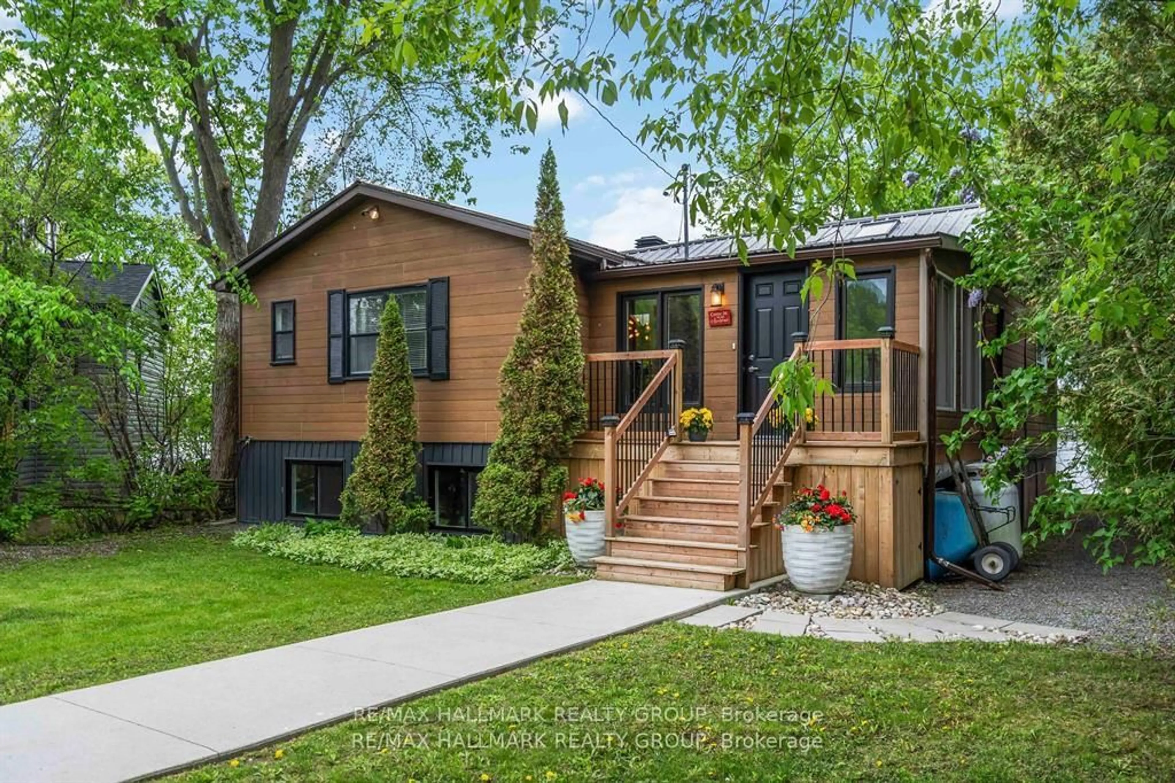 Home with vinyl exterior material, street for 2824 BARTS Lane, Kemptville Ontario K0G 1J0