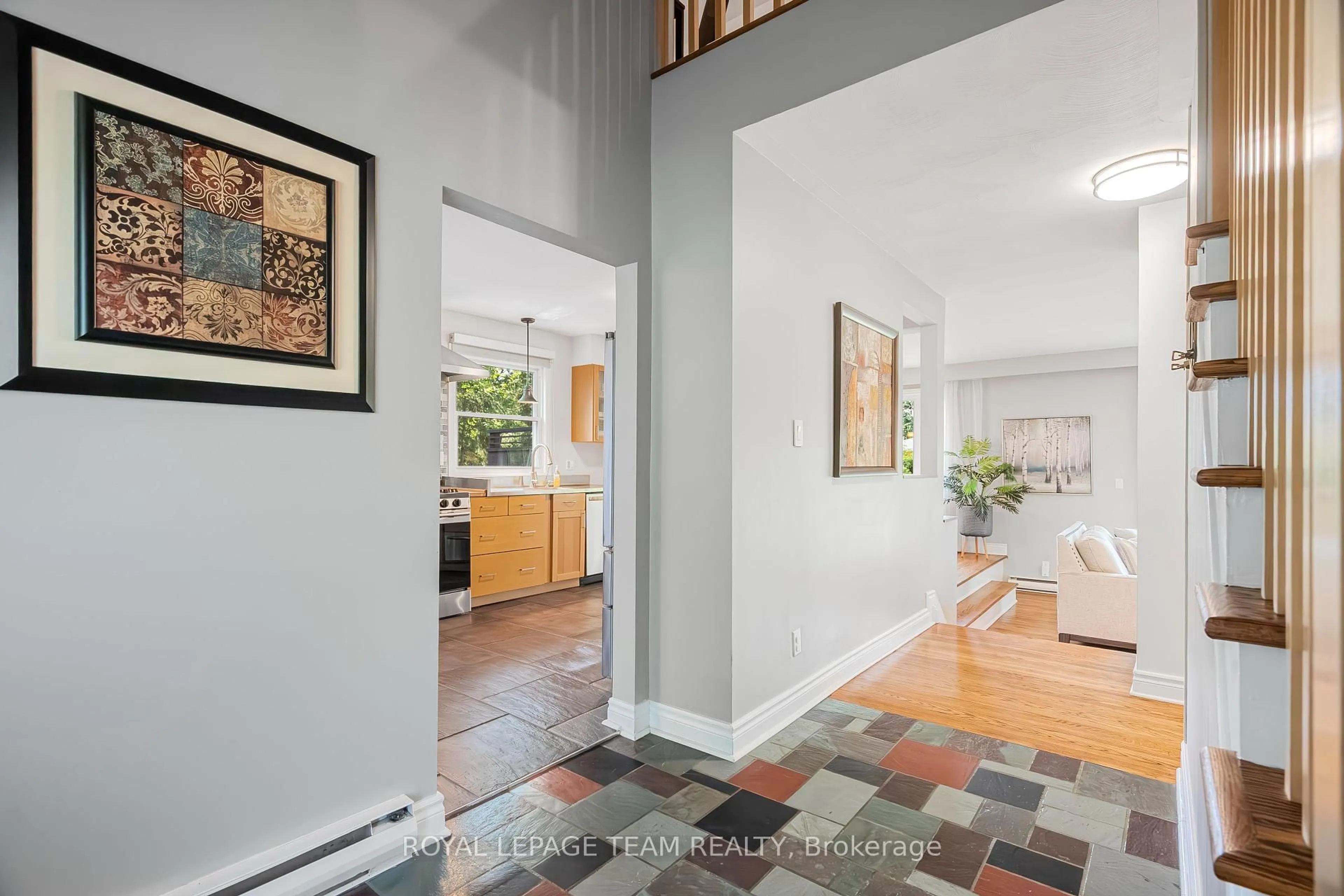 Indoor entryway for 37 PROMENADE Ave, Ottawa Ontario K2E 5X7