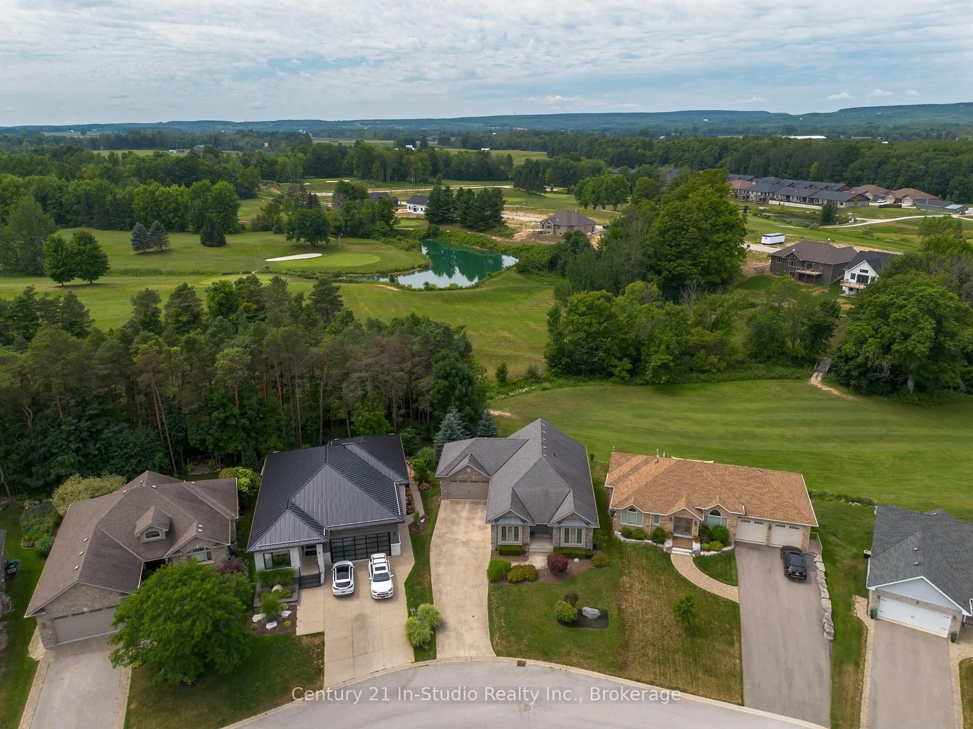 A pic from outside/outdoor area/front of a property/back of a property/a pic from drone, water/lake/river/ocean view for 6 Glen Abbey Crt, Meaford Ontario N4L 1Y4
