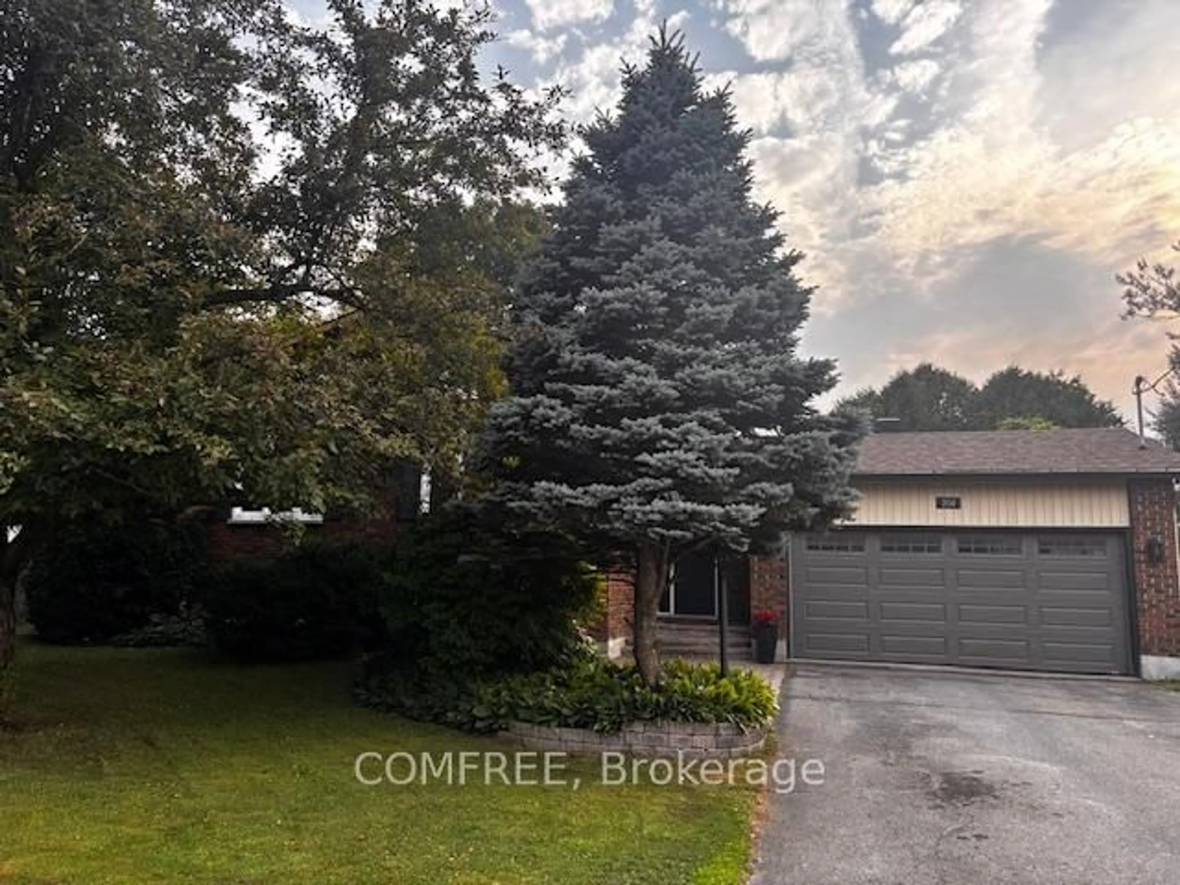 A pic from outside/outdoor area/front of a property/back of a property/a pic from drone, street for 204 Grace Ave, Russell Ontario K4R 1B4