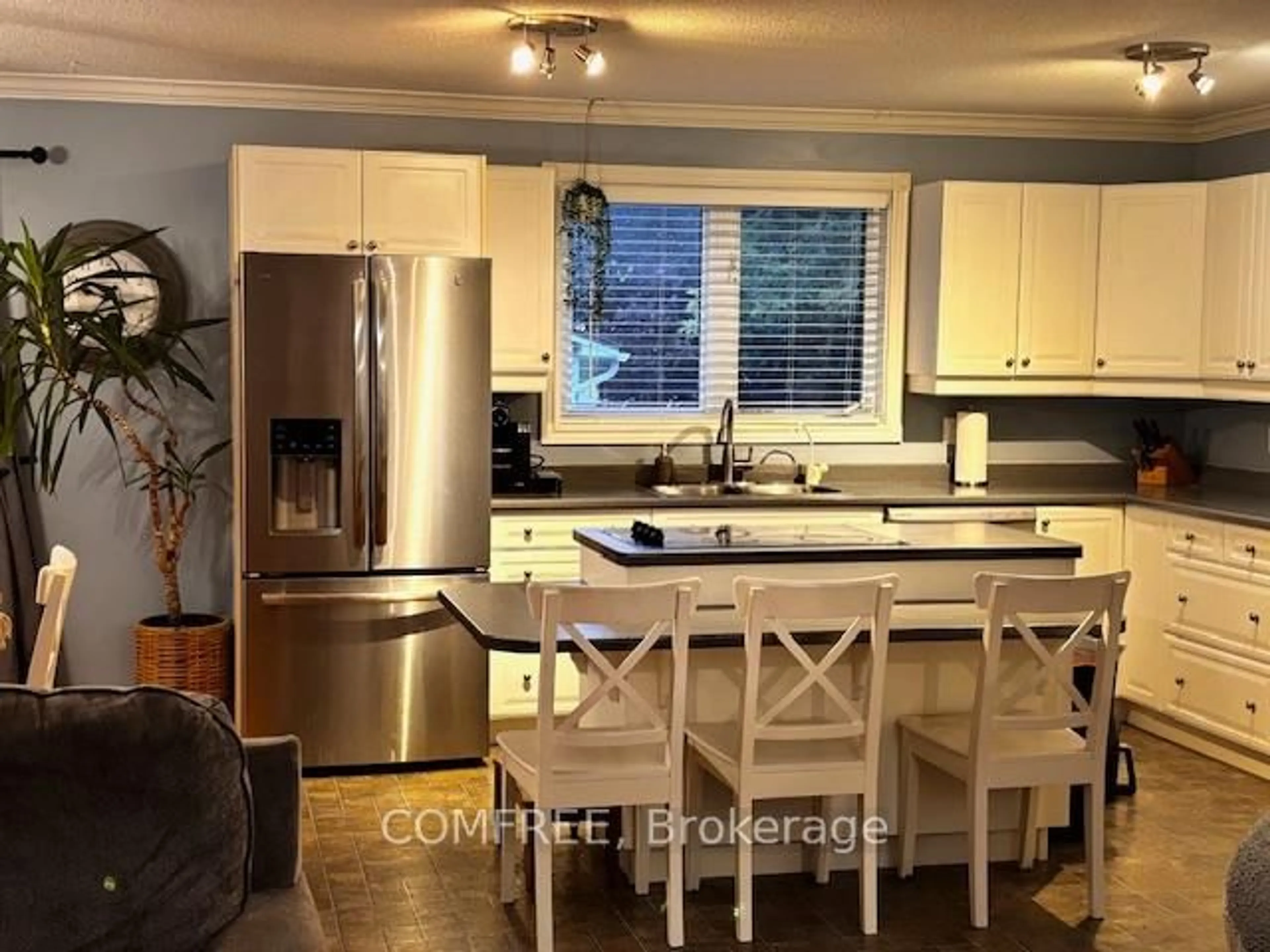 Open concept kitchen, unknown for 204 Grace Ave, Russell Ontario K4R 1B4