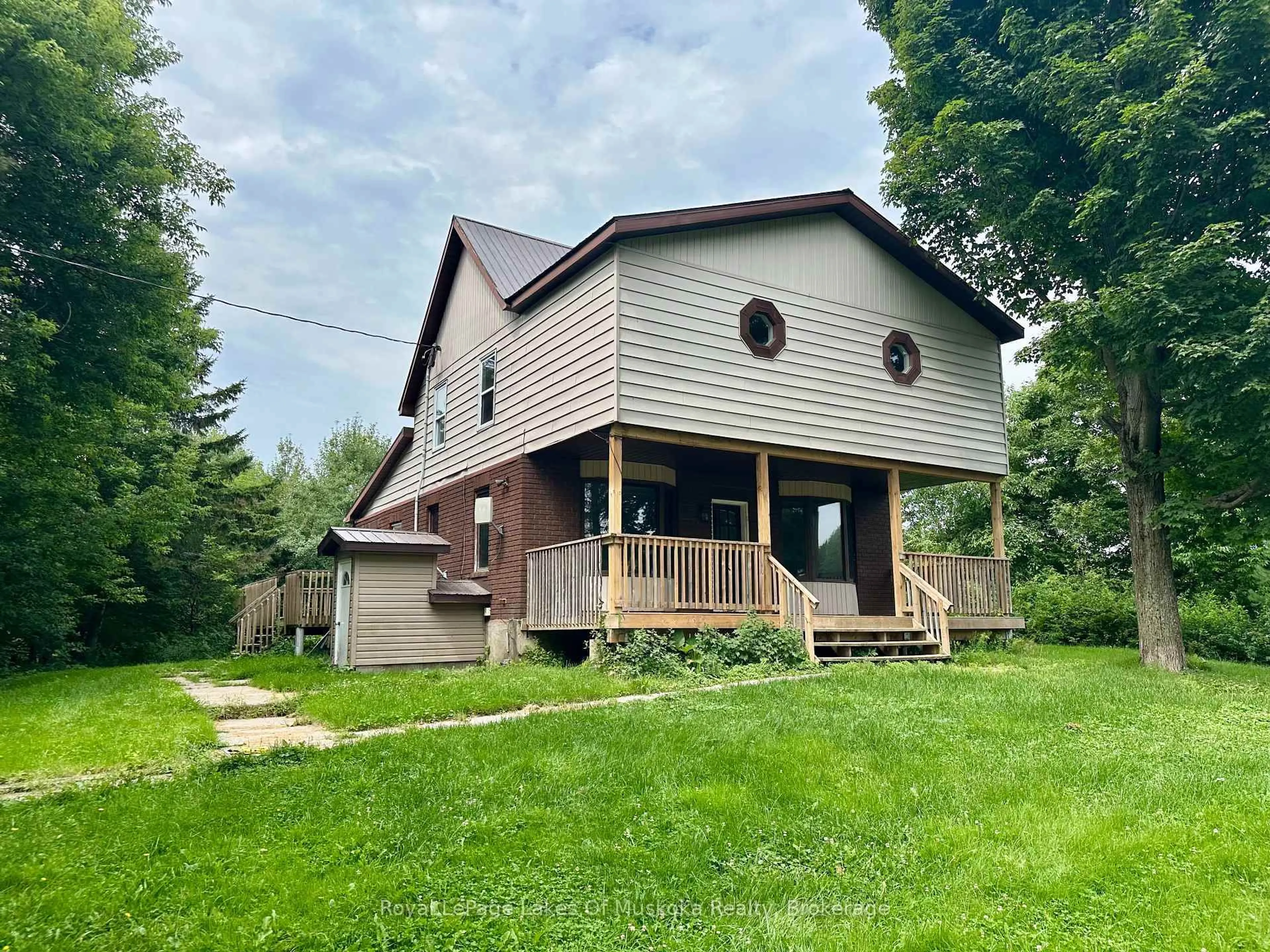 Home with vinyl exterior material, unknown for 111 Ontario St, Burk's Falls Ontario P0A 1C0