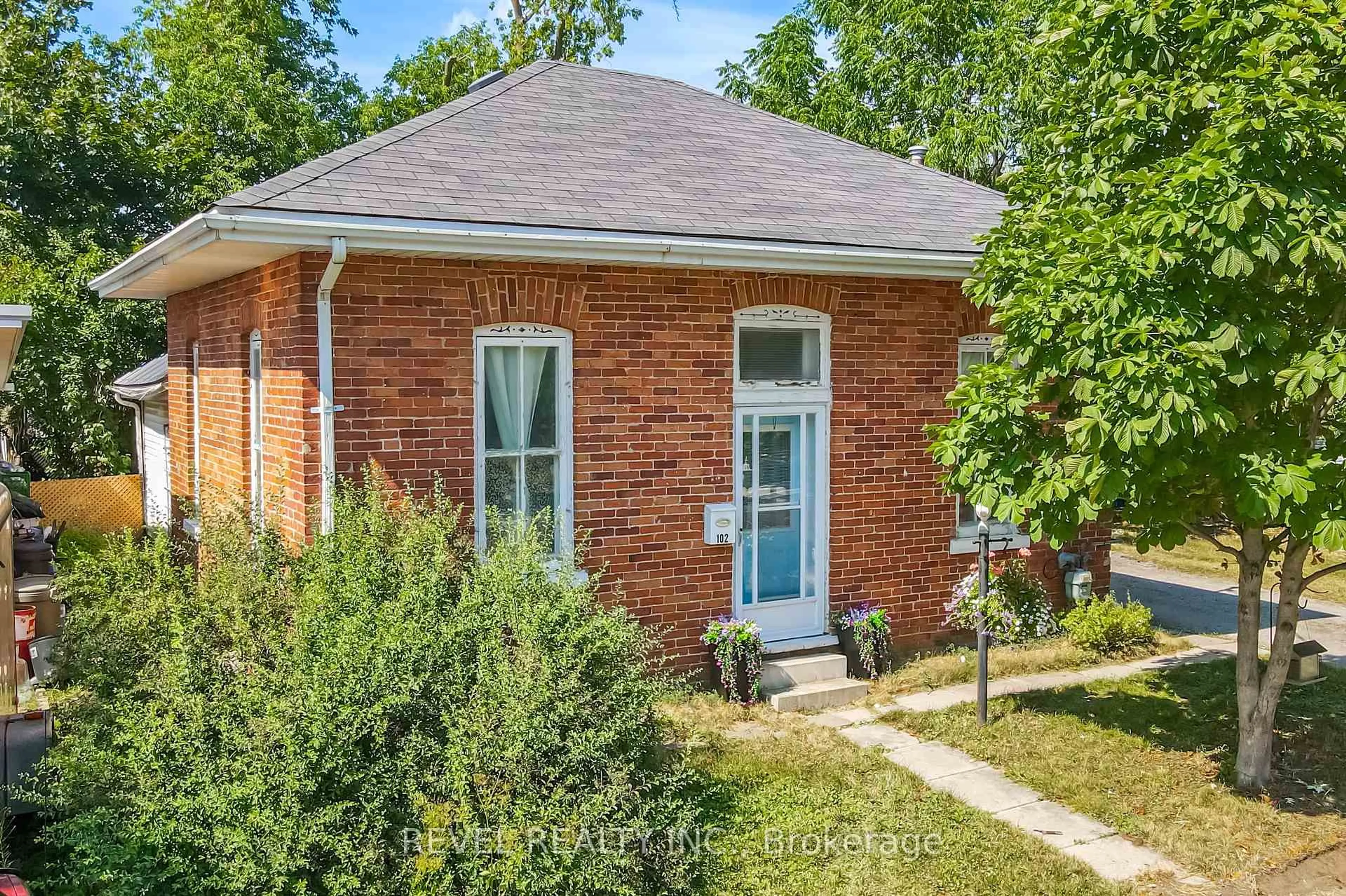 Home with brick exterior material, street for 102 King St, Kawartha Lakes Ontario K9V 1C9