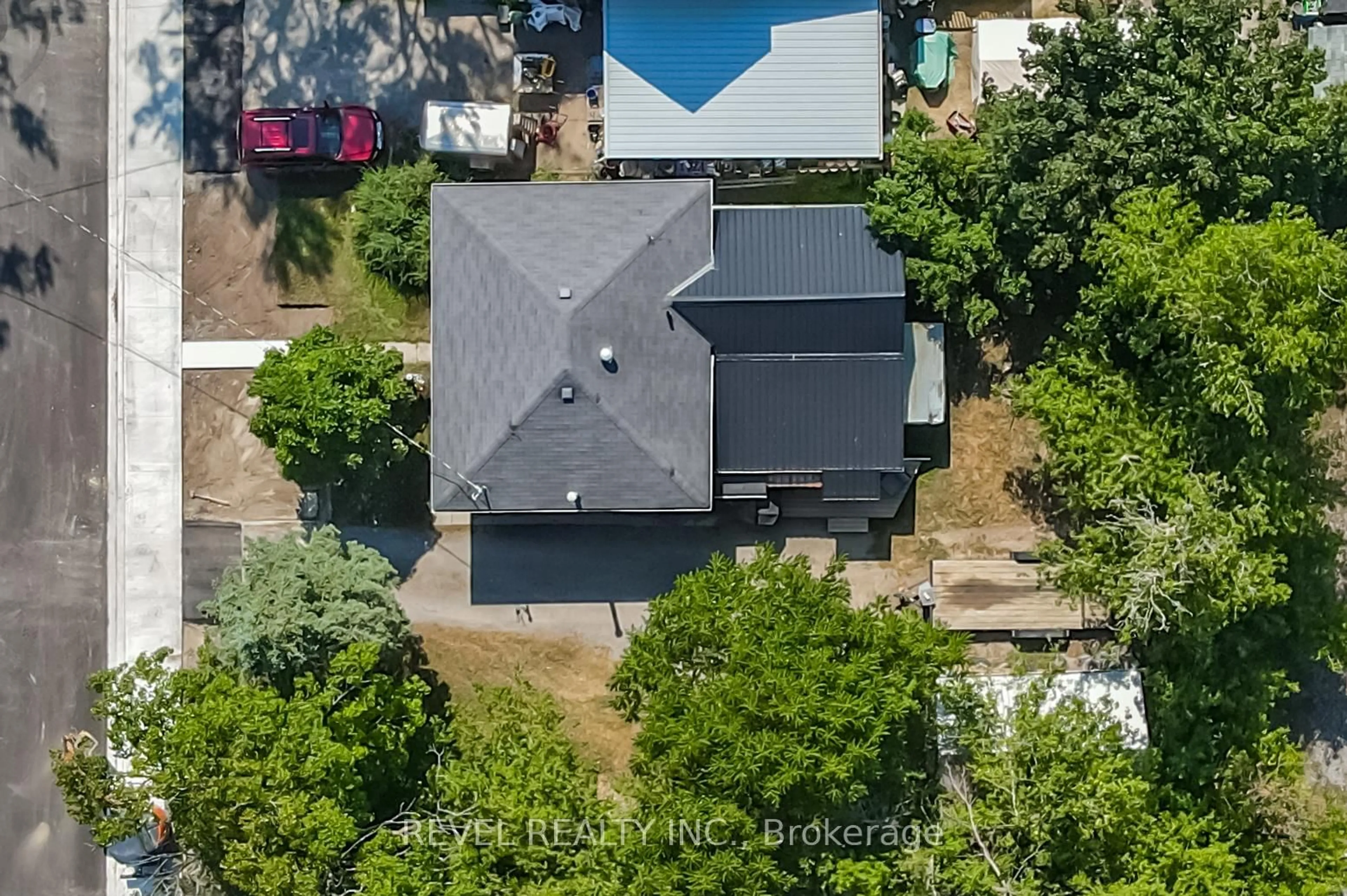 A pic from outside/outdoor area/front of a property/back of a property/a pic from drone, street for 102 King St, Kawartha Lakes Ontario K9V 1C9