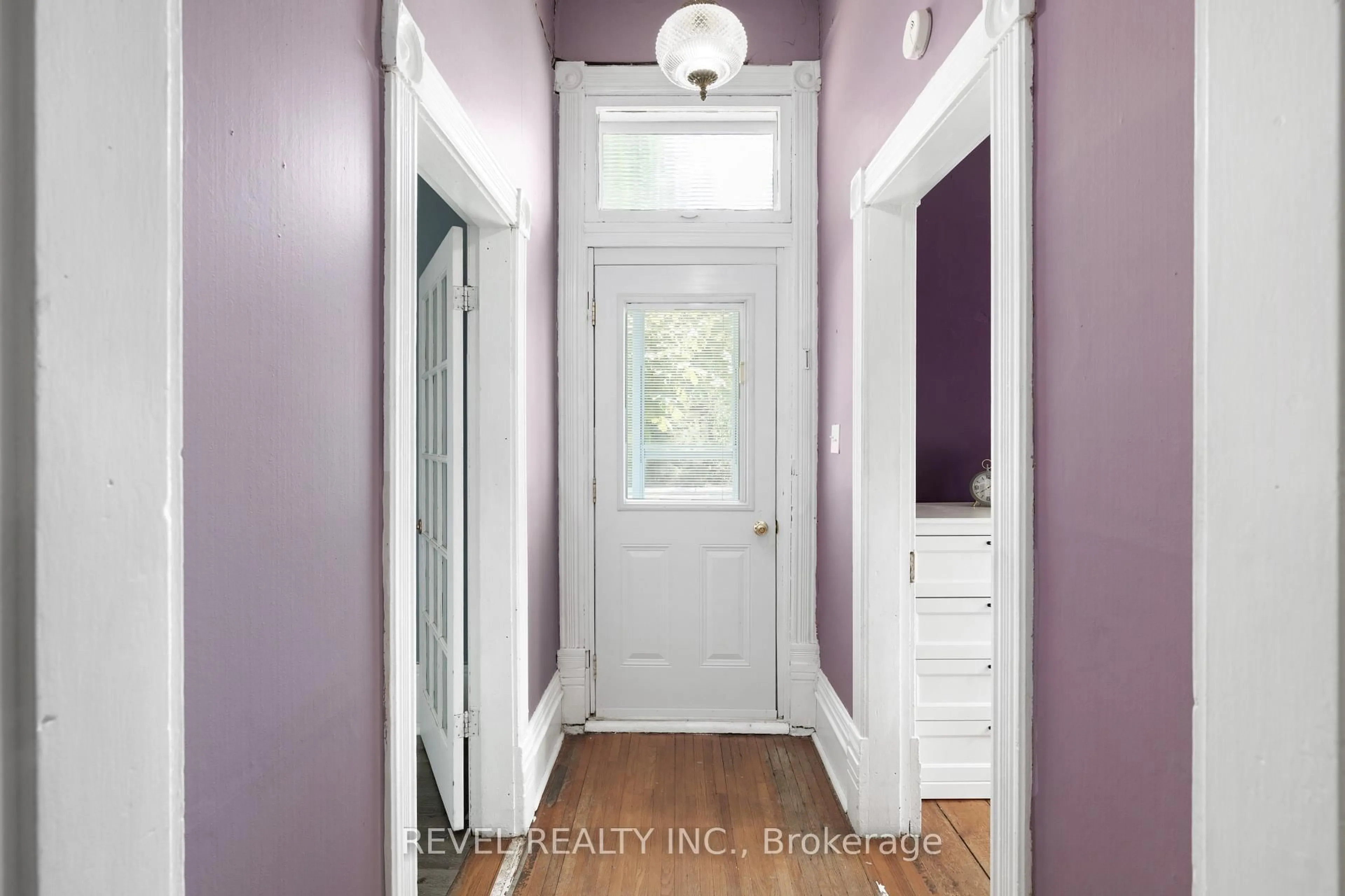 Indoor entryway for 102 King St, Kawartha Lakes Ontario K9V 1C9