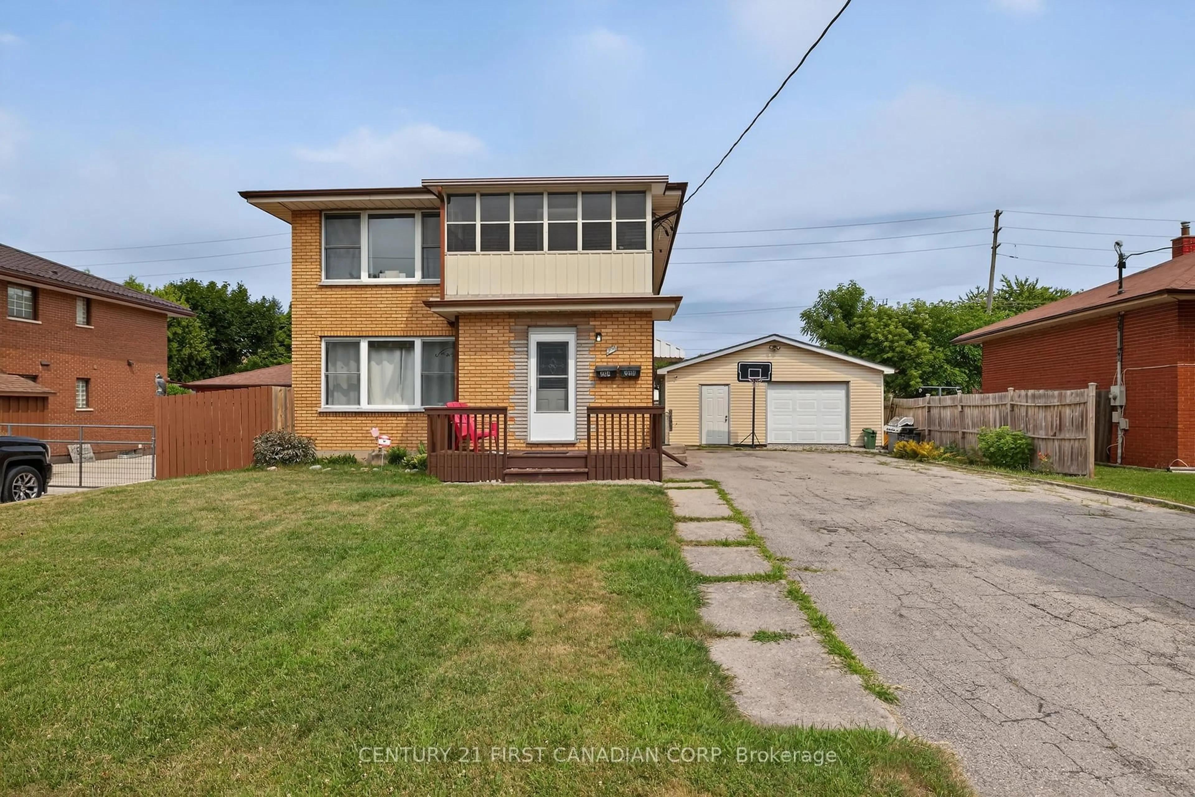 A pic from outside/outdoor area/front of a property/back of a property/a pic from drone, street for 204 Burnside Dr, London East Ontario N5V 1B7