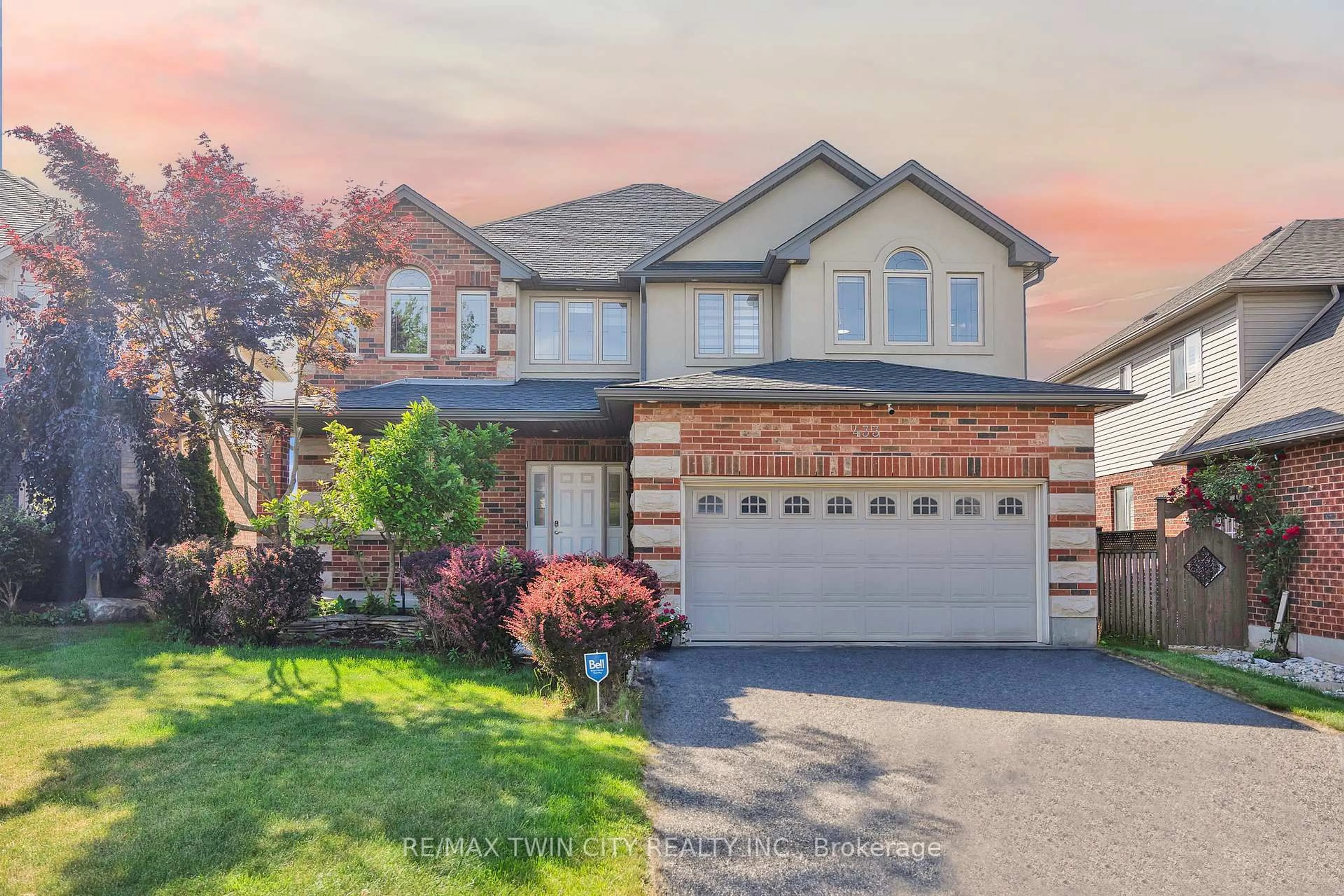 Home with brick exterior material, street for 433 DOON SOUTH Dr, Kitchener Ontario N2P 2T6