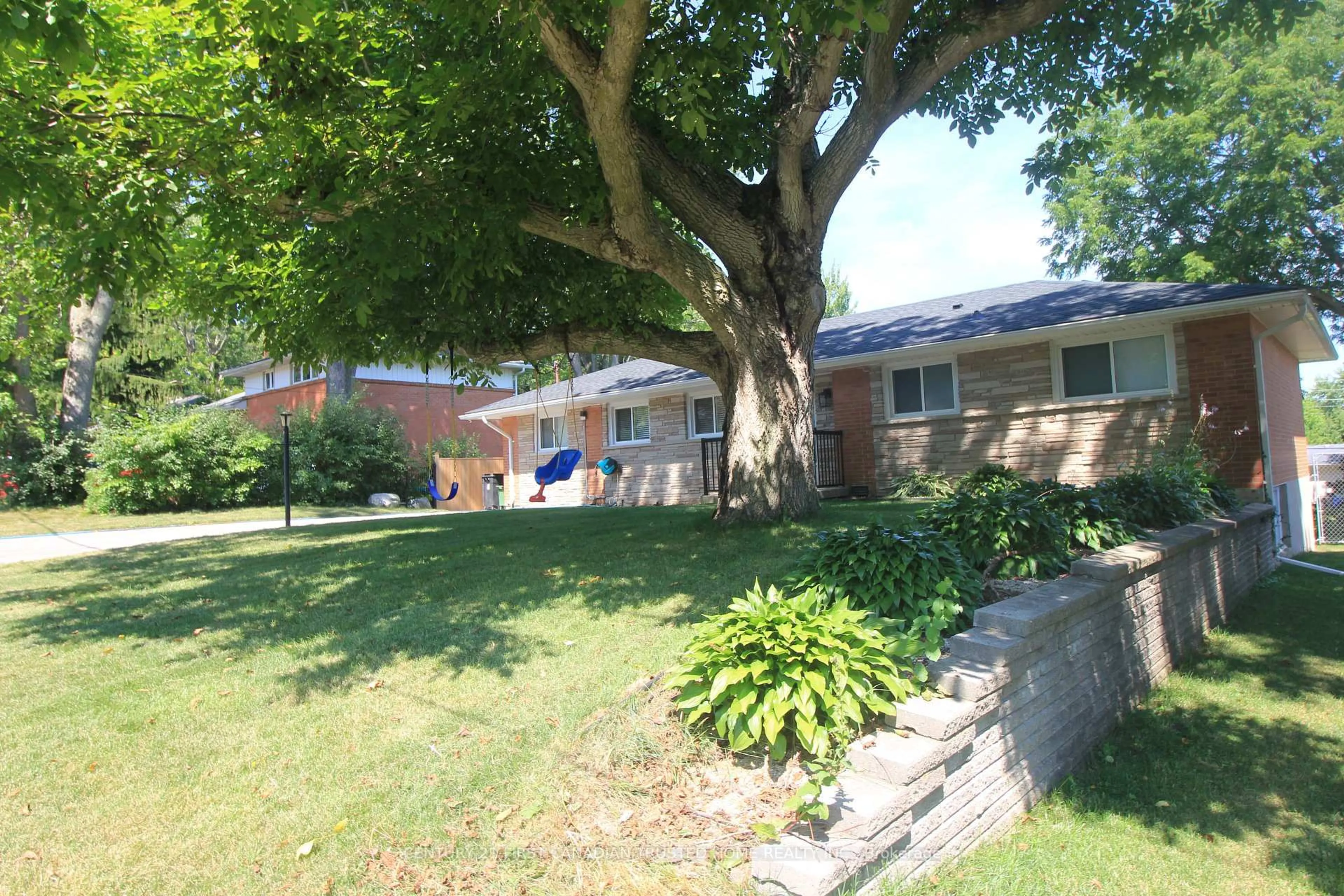 A pic from outside/outdoor area/front of a property/back of a property/a pic from drone, street for 133 Deer Park Circ, London North Ontario N6H 3B9