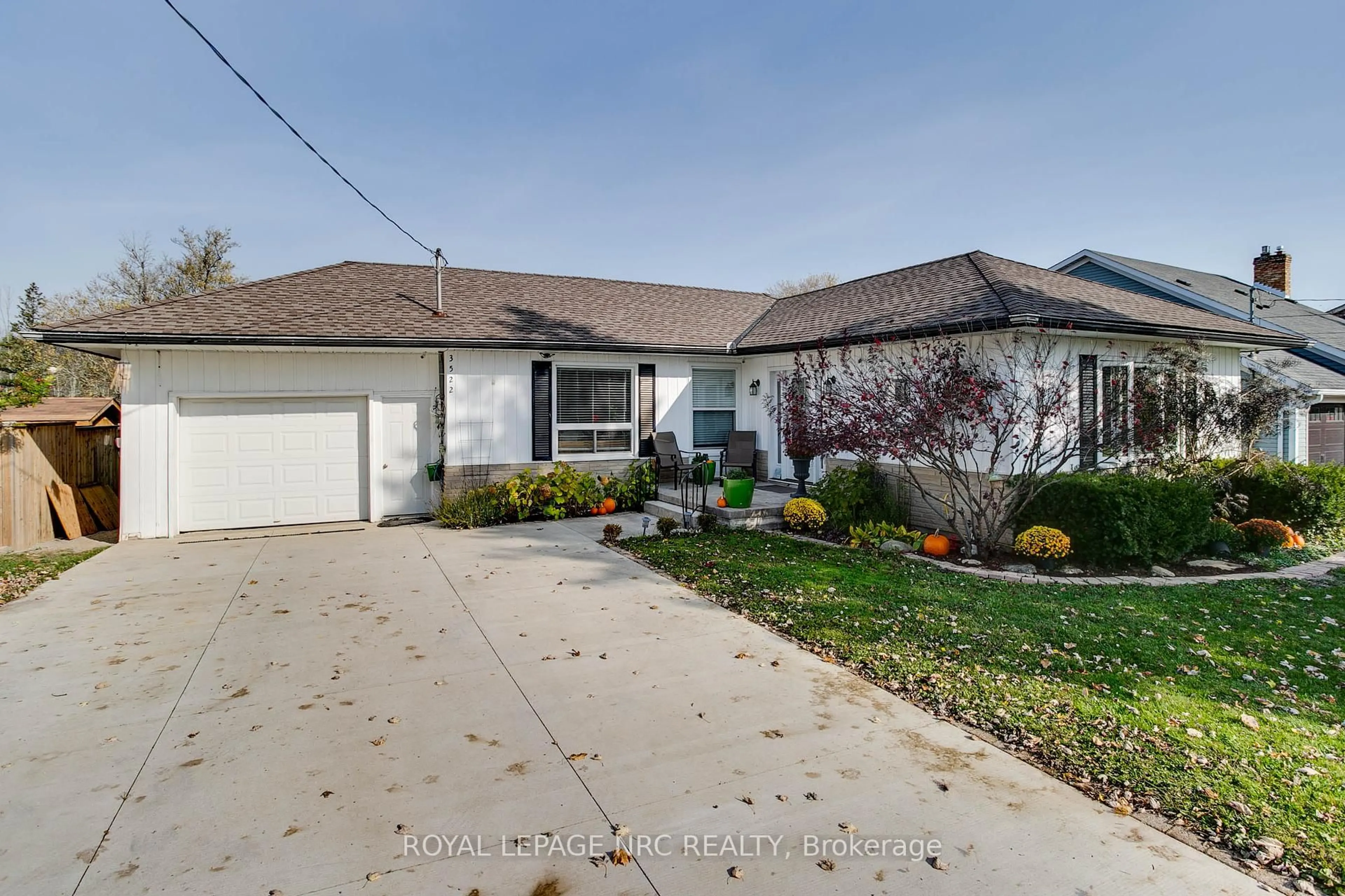 Home with vinyl exterior material, street for 3522 EAST MAIN St, Fort Erie Ontario L0S 1S0