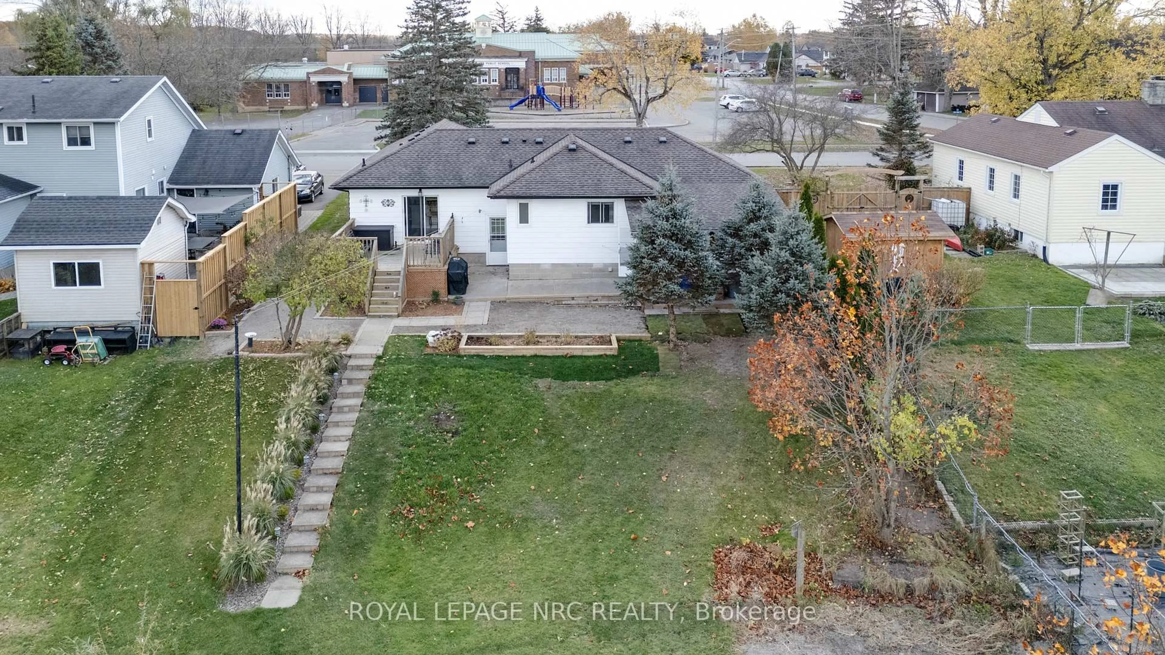 A pic from outside/outdoor area/front of a property/back of a property/a pic from drone, unknown for 3522 EAST MAIN St, Fort Erie Ontario L0S 1S0