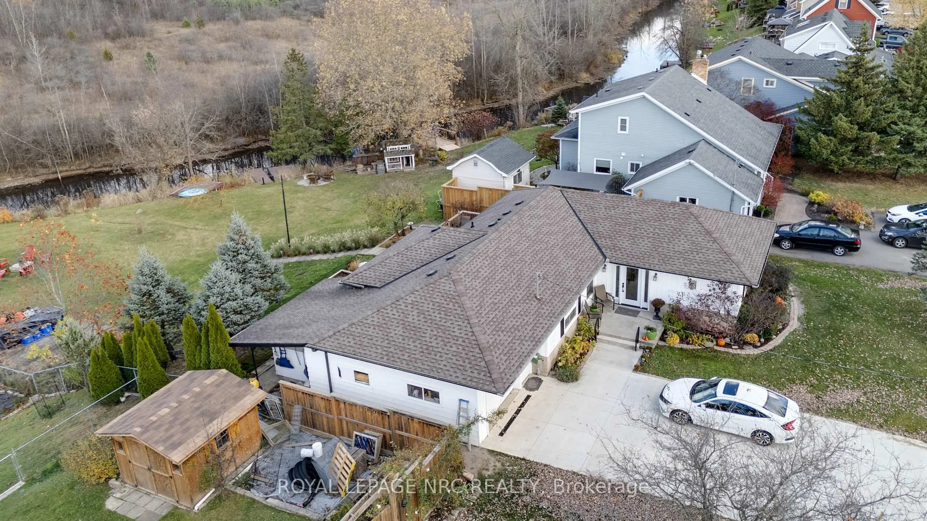 A pic from outside/outdoor area/front of a property/back of a property/a pic from drone, mountain view for 3522 EAST MAIN St, Fort Erie Ontario L0S 1S0