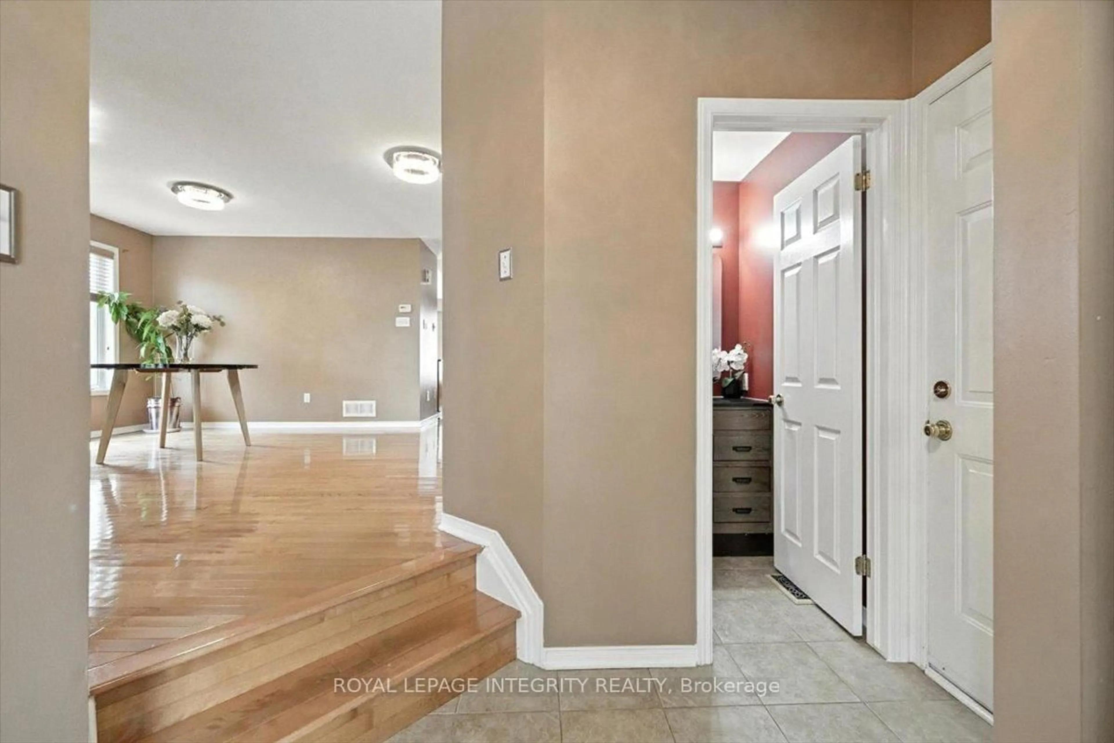 Indoor entryway for 636 Aquaview Dr, Ottawa Ontario K4A 4W2