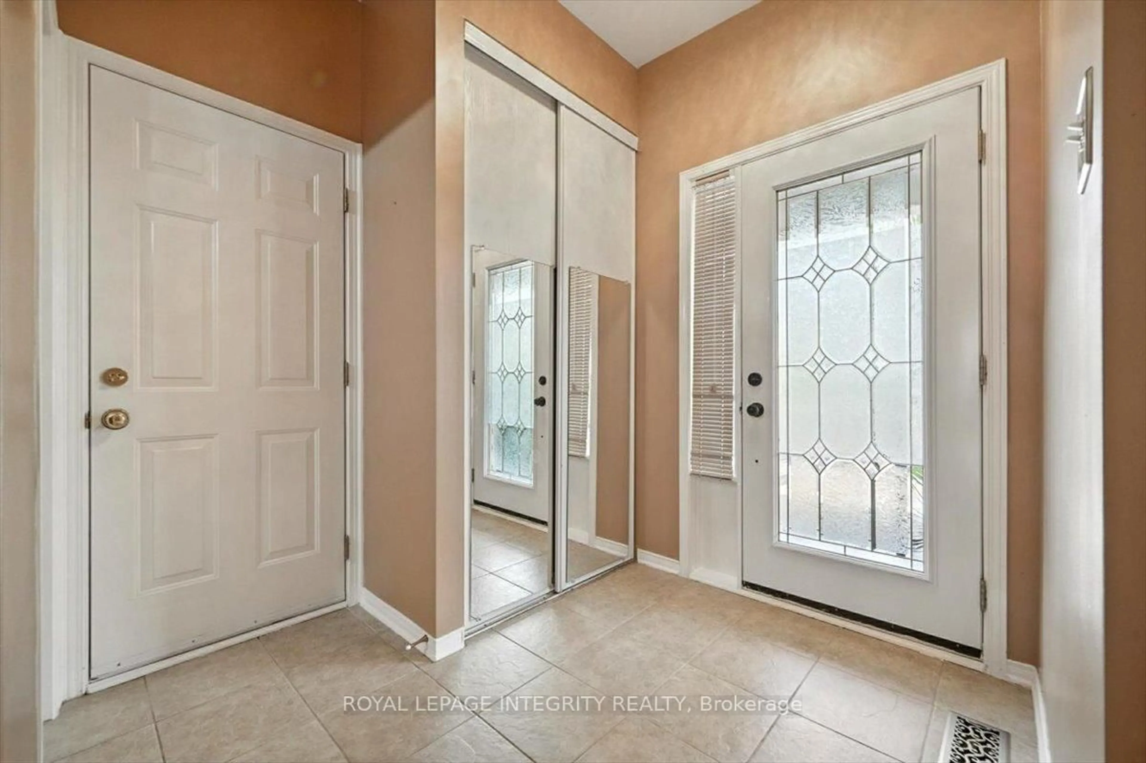 Indoor entryway for 636 Aquaview Dr, Ottawa Ontario K4A 4W2
