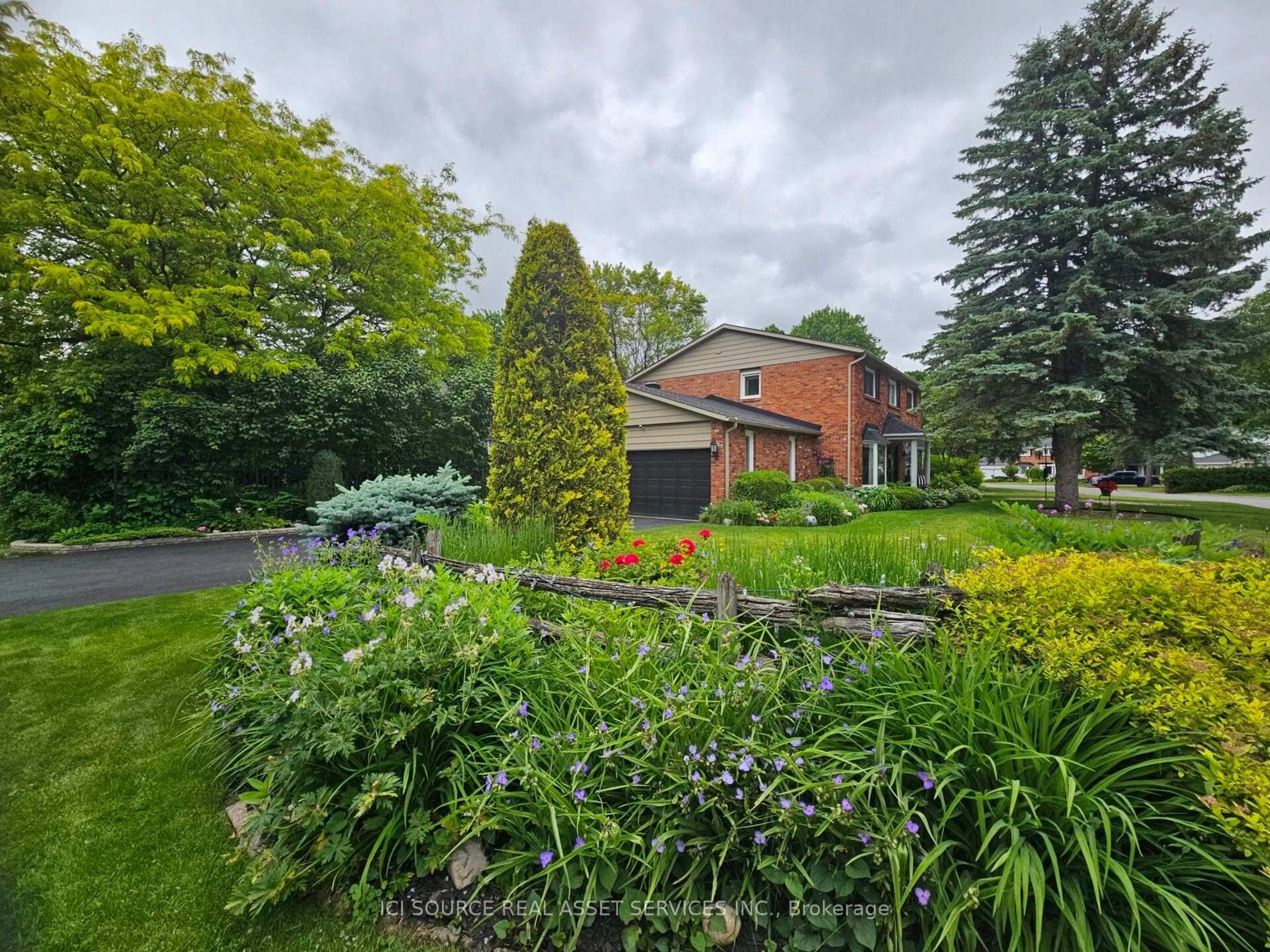 A pic from outside/outdoor area/front of a property/back of a property/a pic from drone, street for 1 Erinlea Crt, Nepean Ontario K2E 7C8