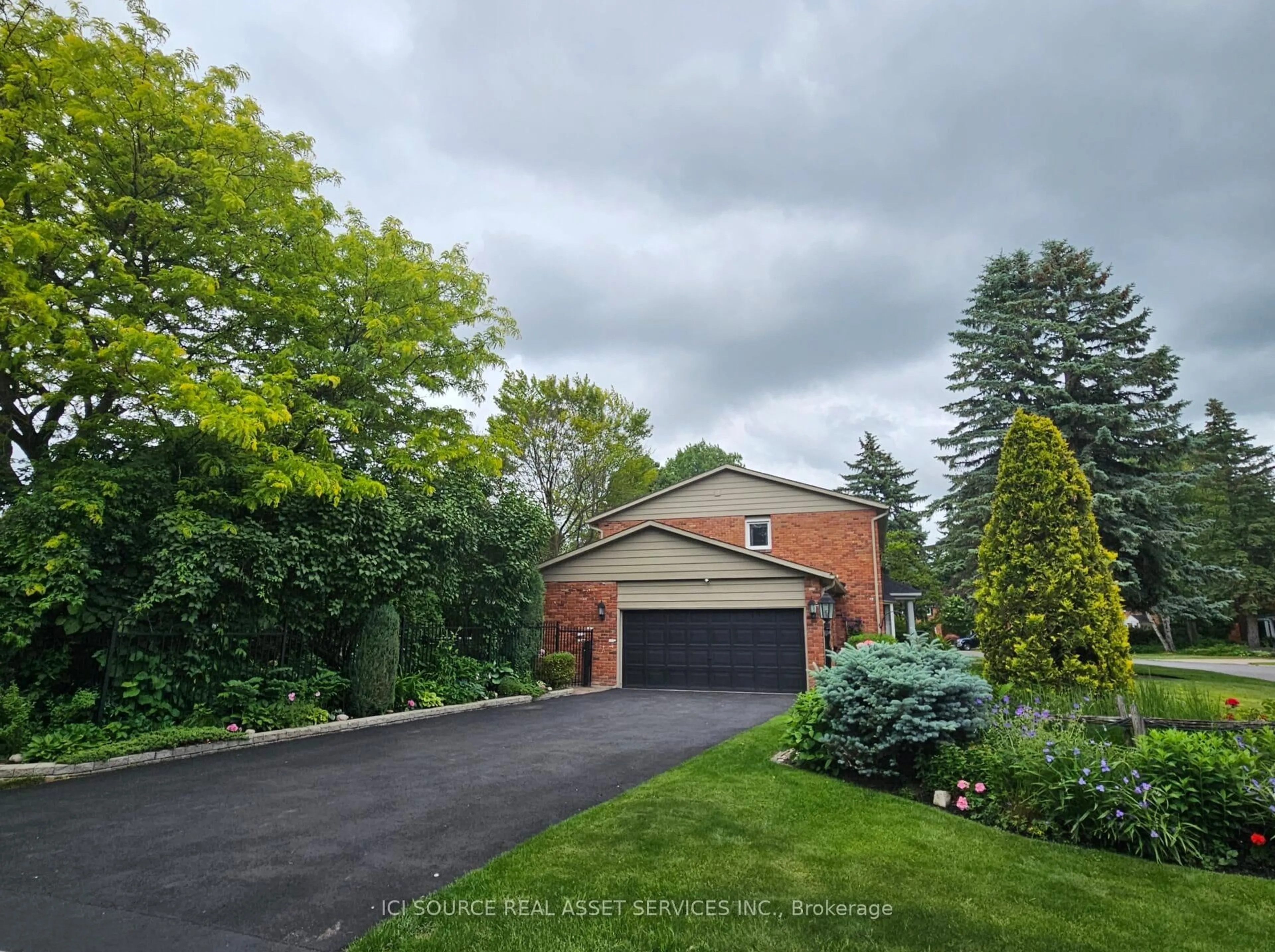 A pic from outside/outdoor area/front of a property/back of a property/a pic from drone, street for 1 Erinlea Crt, Nepean Ontario K2E 7C8