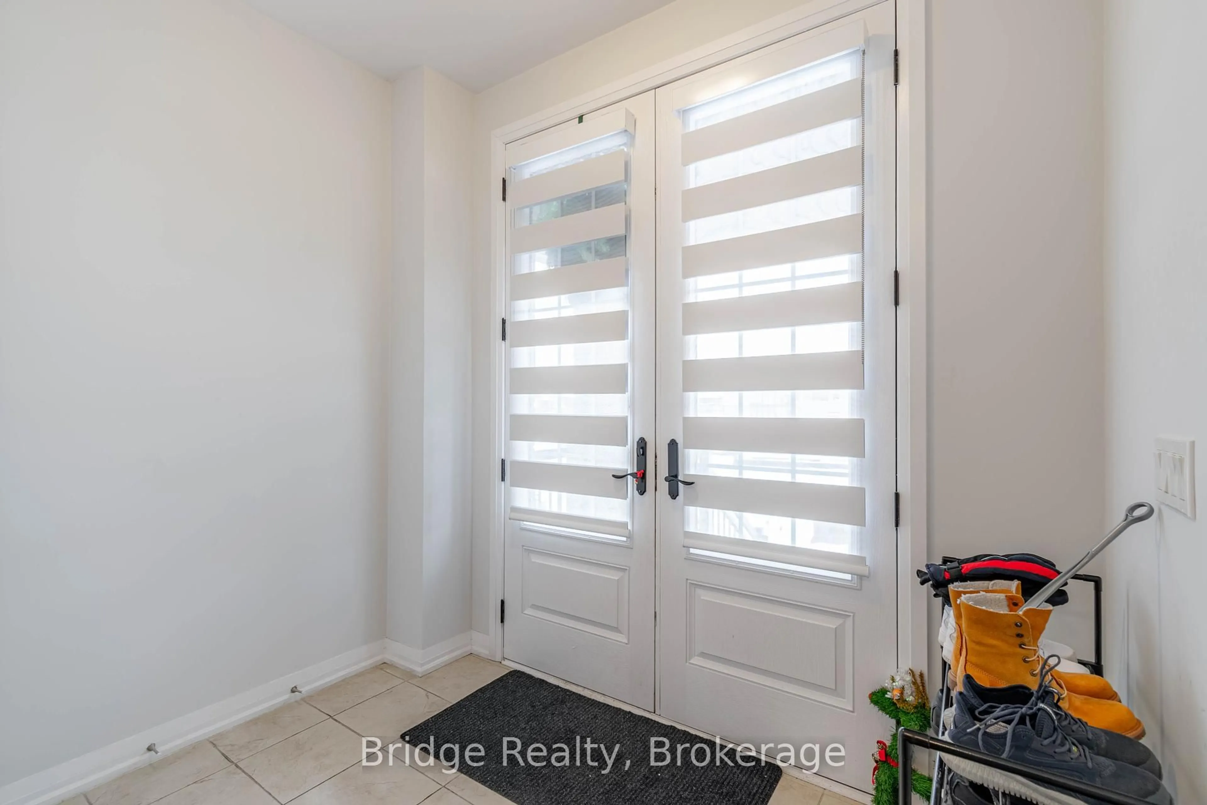 Indoor entryway for 802 Sobeski Ave, Woodstock Ontario N4S 7W2