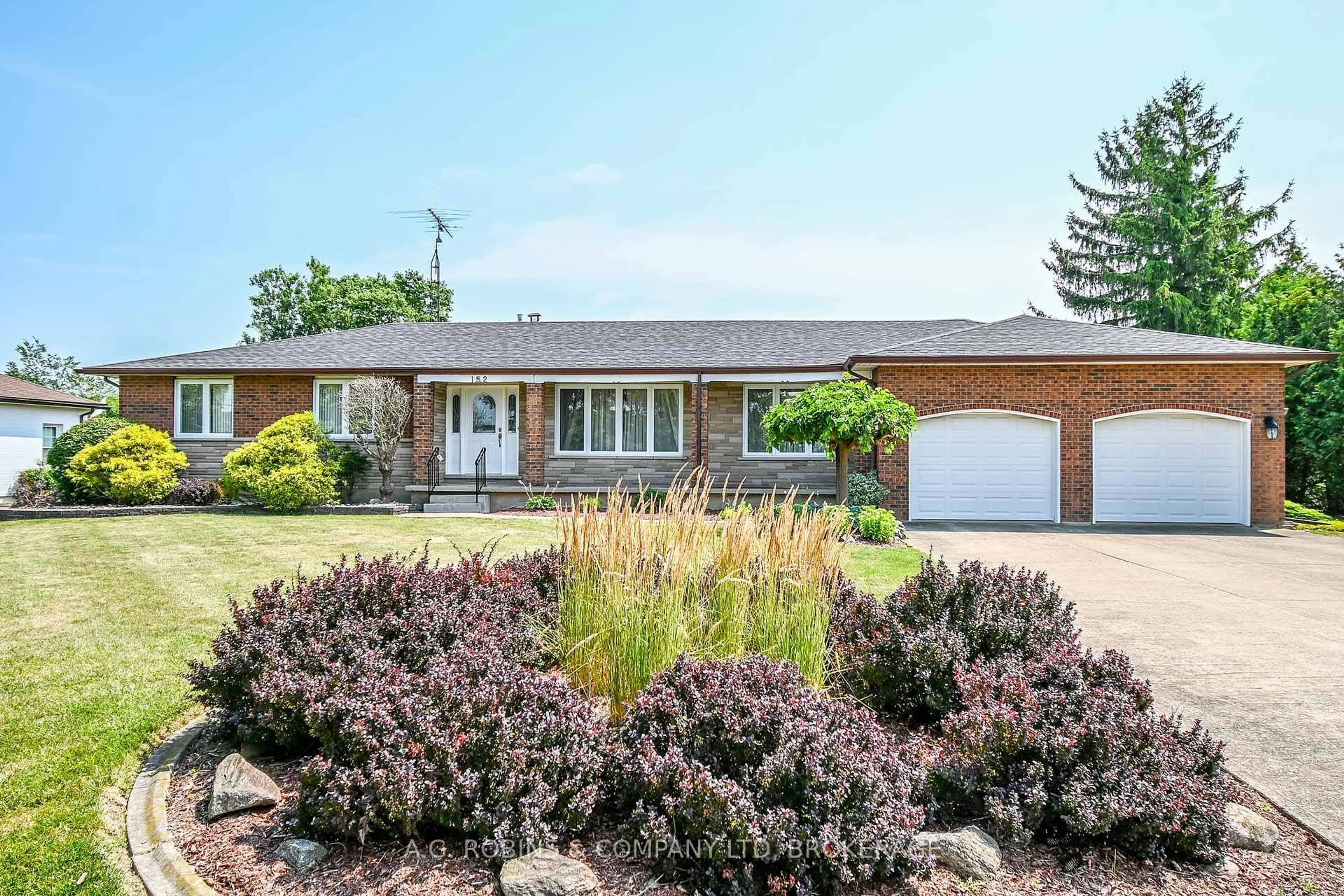 Home with brick exterior material, street for 152 Doan's Ridge Rd, Welland Ontario L3B 5N4