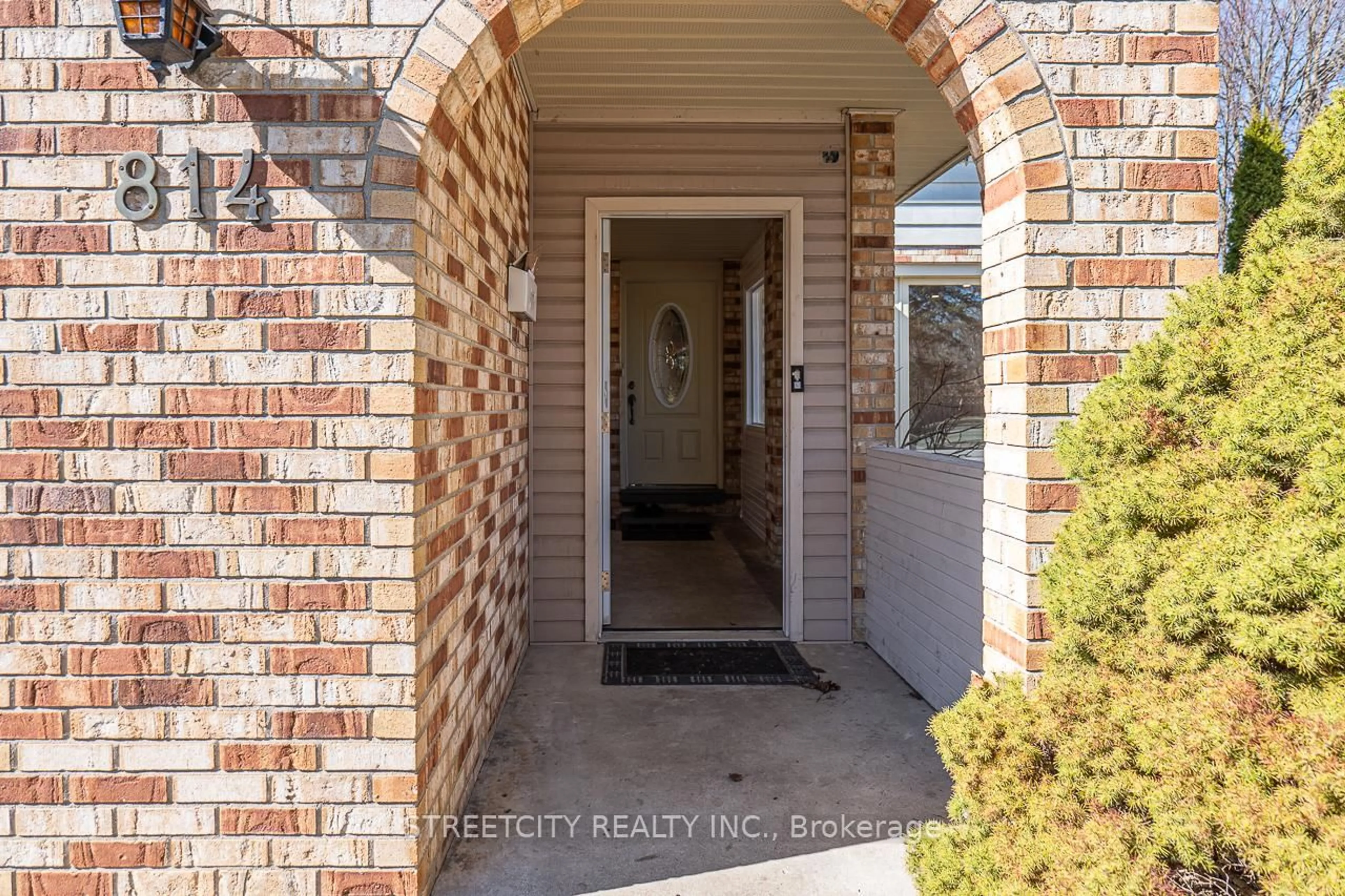 Indoor entryway for 814 Grenfell Dr, London North Ontario N5X 2C8