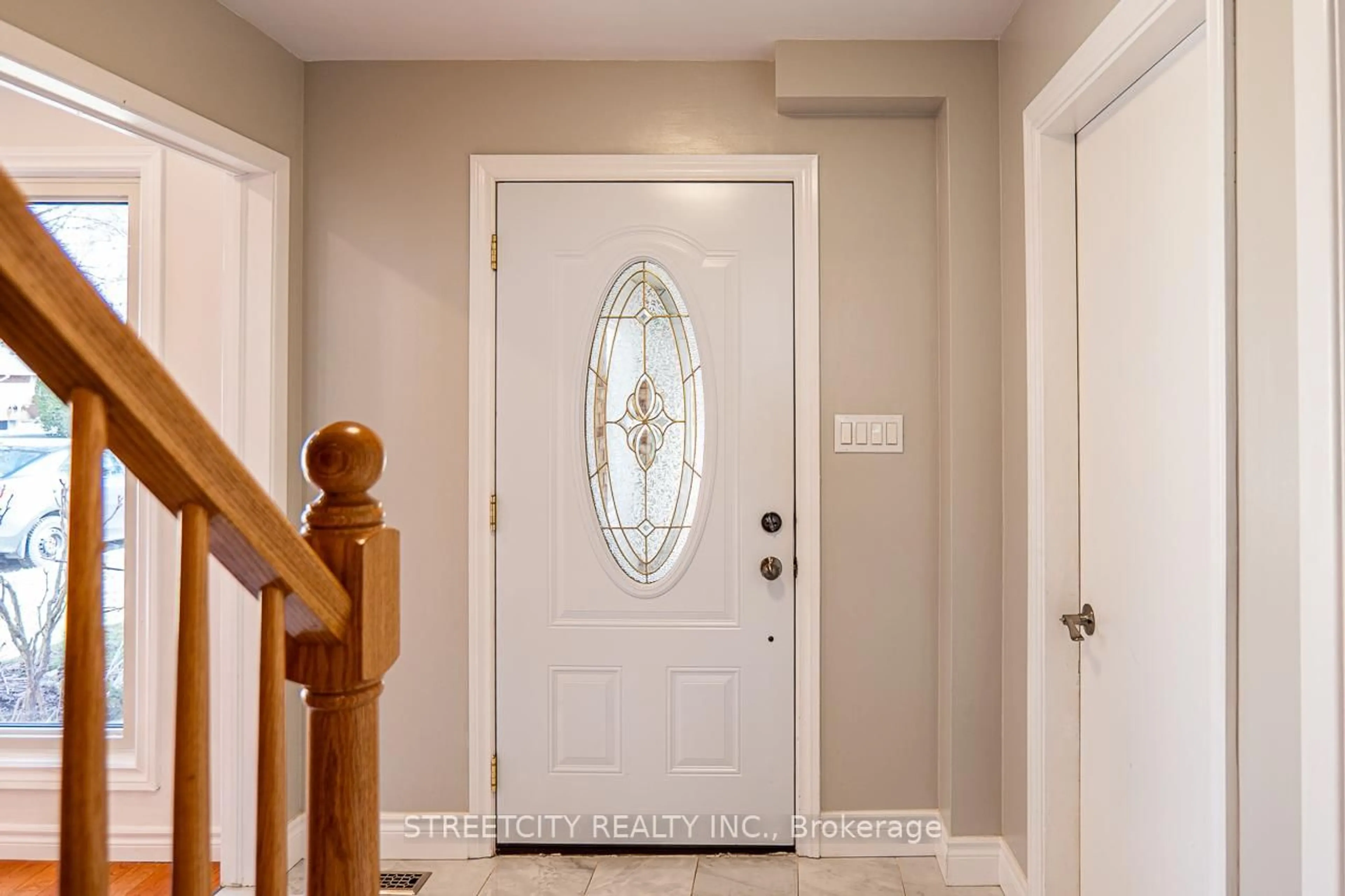 Indoor entryway for 814 Grenfell Dr, London North Ontario N5X 2C8