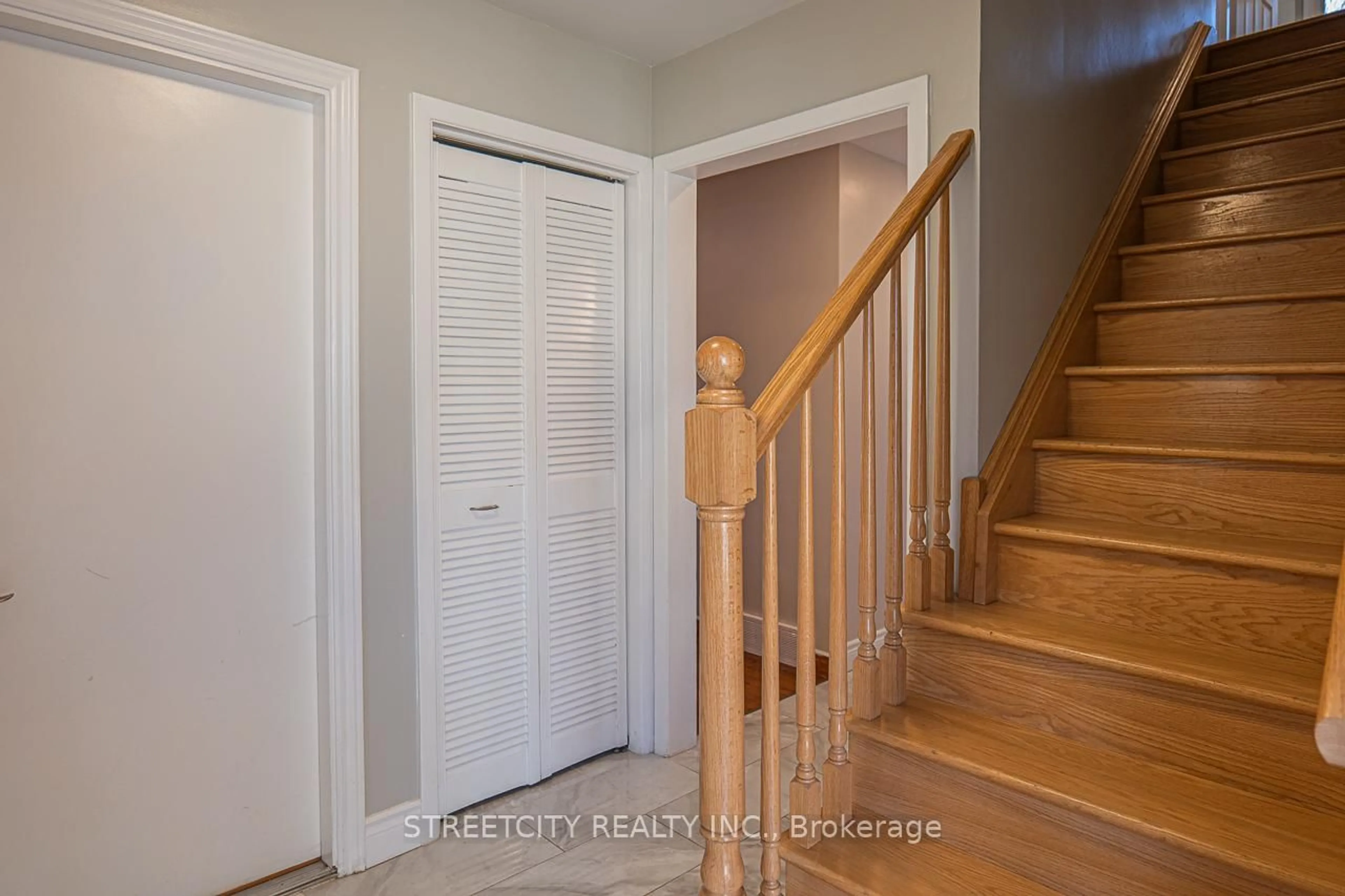 Indoor entryway for 814 Grenfell Dr, London North Ontario N5X 2C8