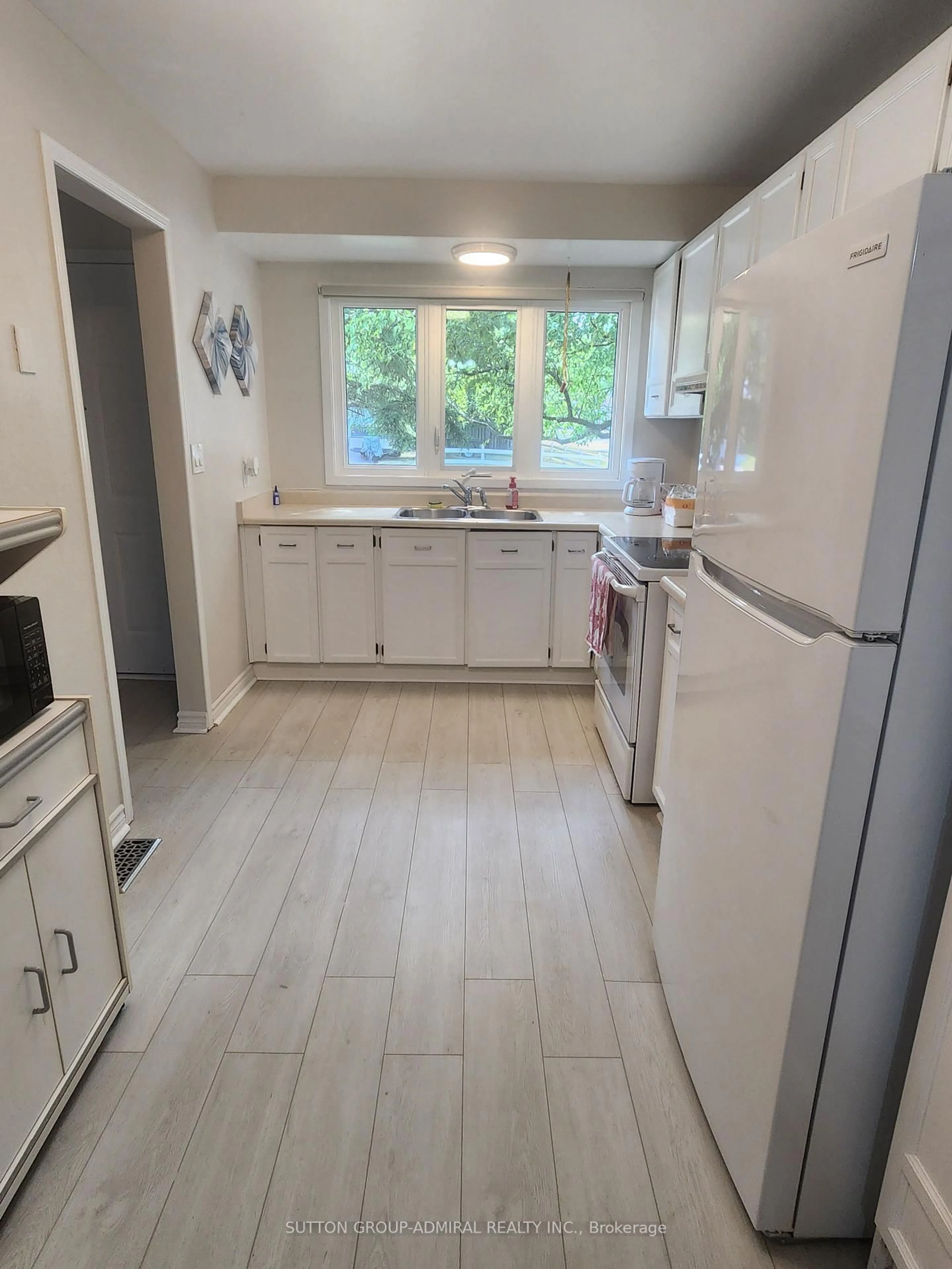 Standard kitchen, ceramic/tile floor for 821 Bridle Path Cres, Kingston Ontario K7P 1P8