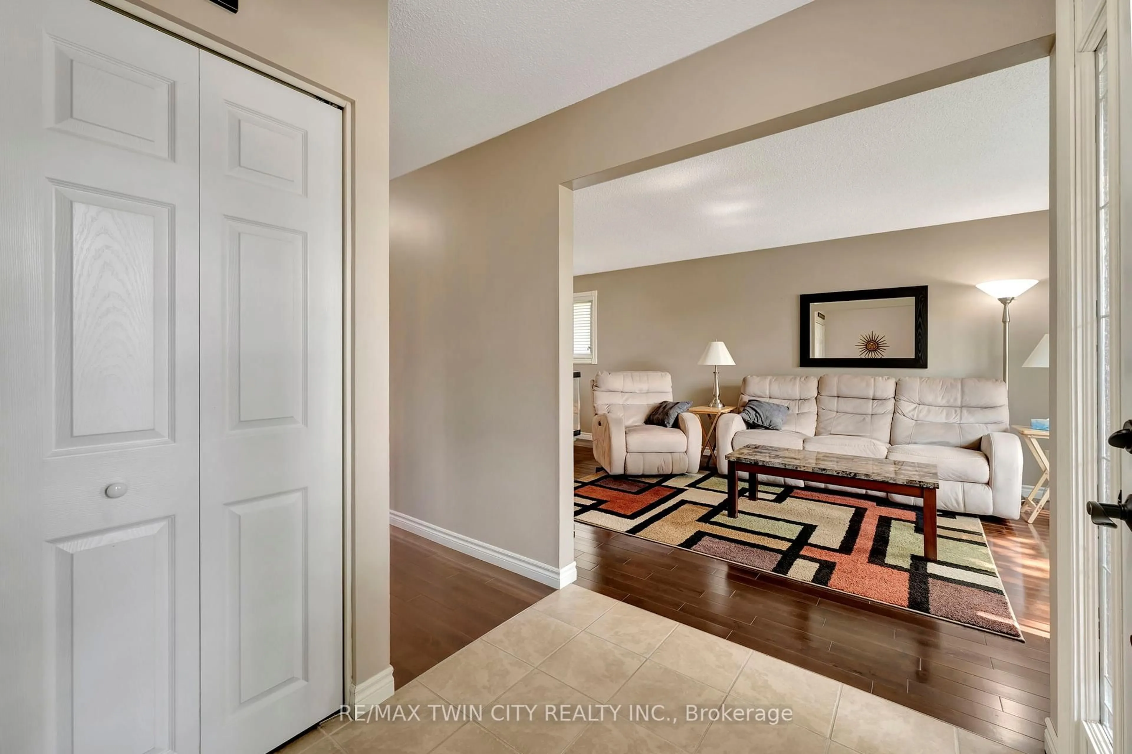 Indoor entryway for 375 Elliott St, Cambridge Ontario N1R 2L6