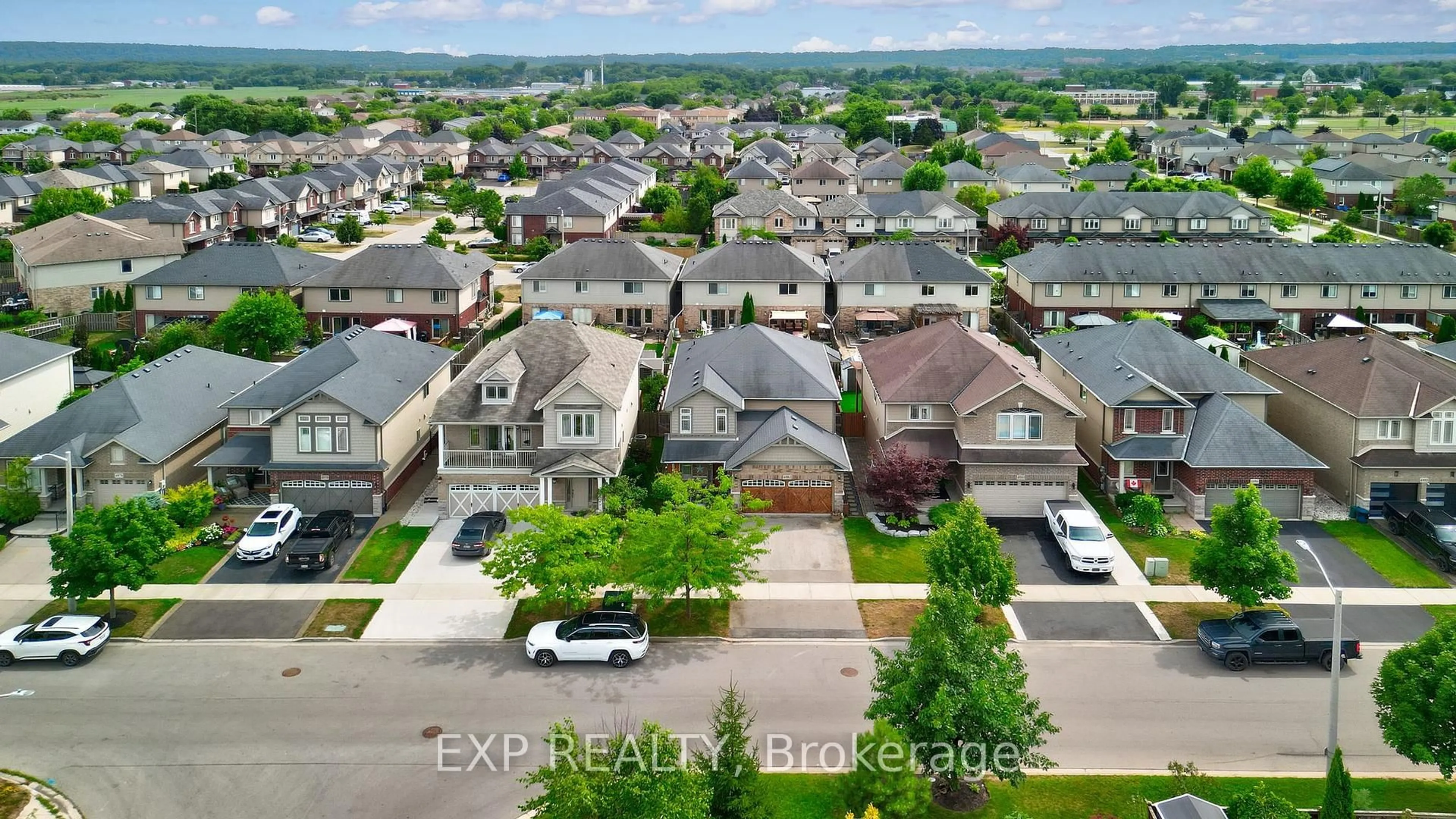 A pic from outside/outdoor area/front of a property/back of a property/a pic from drone, street for 4882 Allan Crt, Lincoln Ontario L0R 1B3
