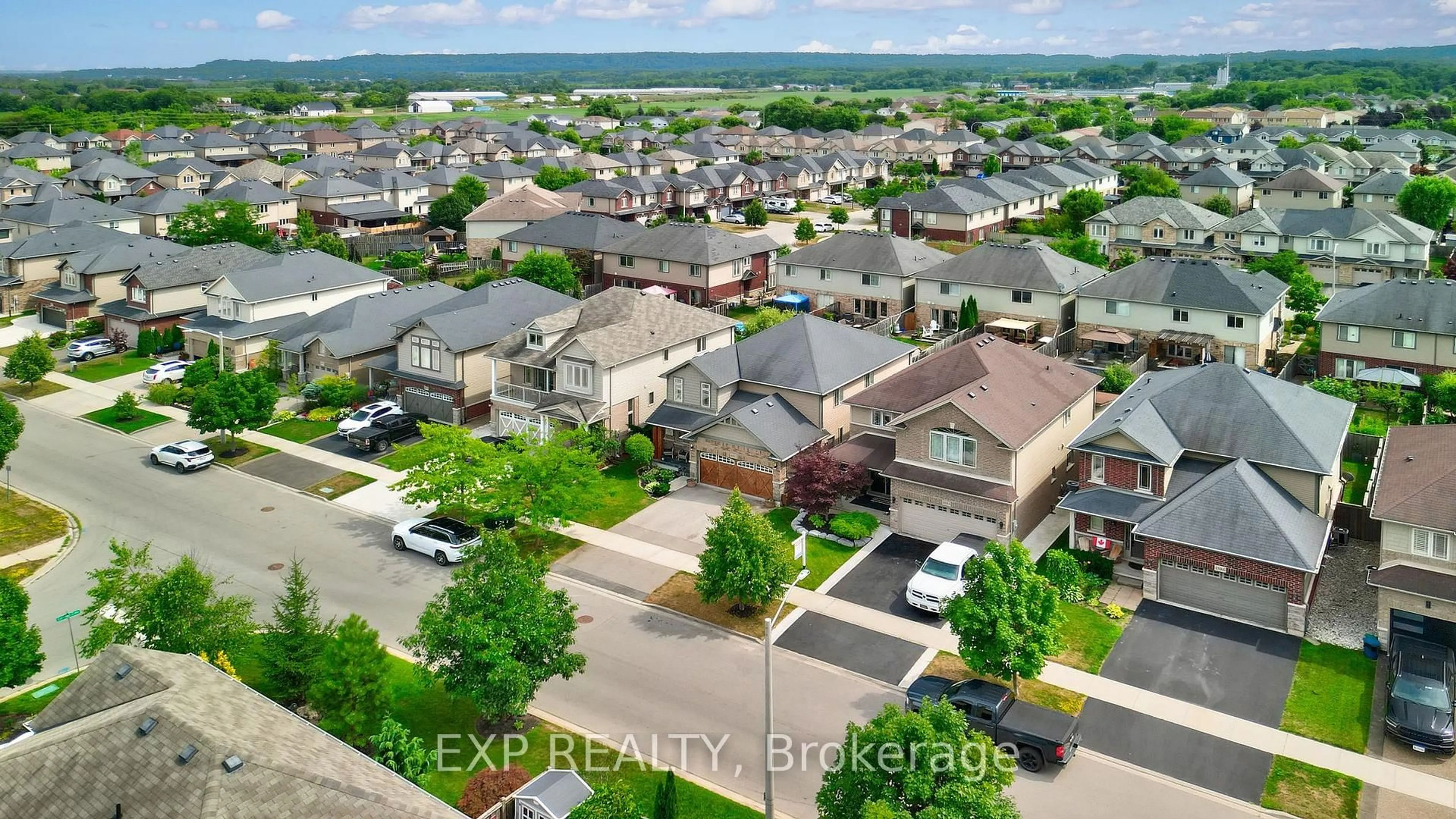 A pic from outside/outdoor area/front of a property/back of a property/a pic from drone, street for 4882 Allan Crt, Lincoln Ontario L0R 1B3