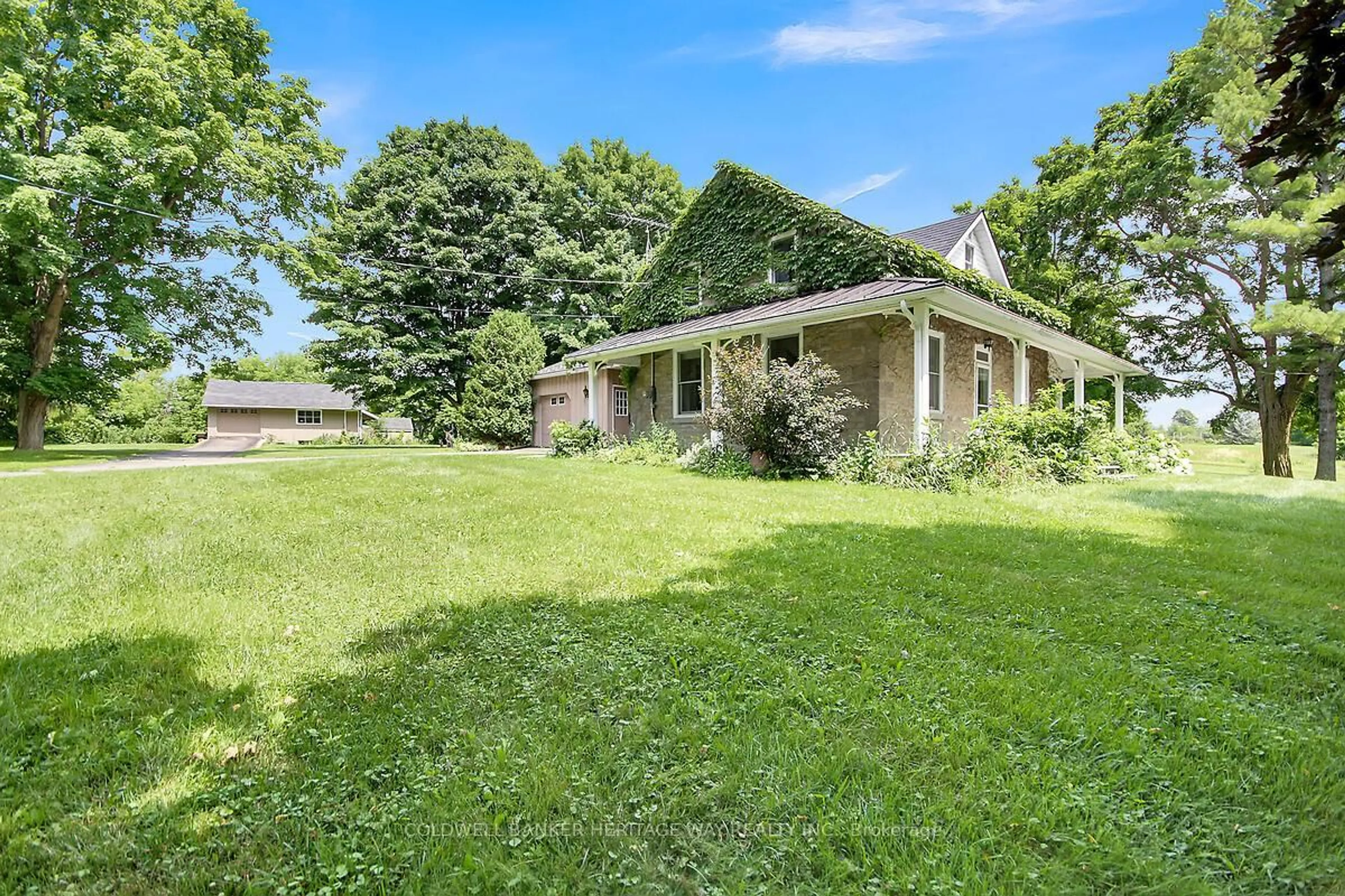 A pic from outside/outdoor area/front of a property/back of a property/a pic from drone, unknown for 120 Kilmarnock Rd, Smiths Falls Ontario K7A 5B8