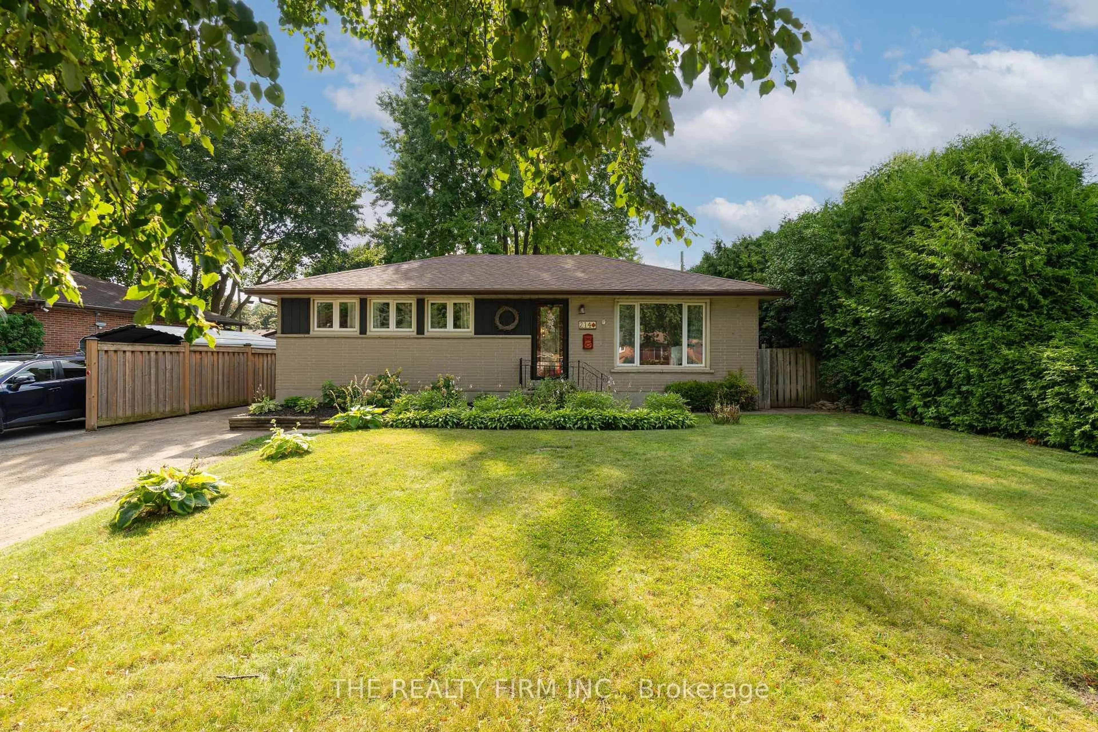 A pic from outside/outdoor area/front of a property/back of a property/a pic from drone, street for 214 Manitoulin Dr, London East Ontario N5W 1M7