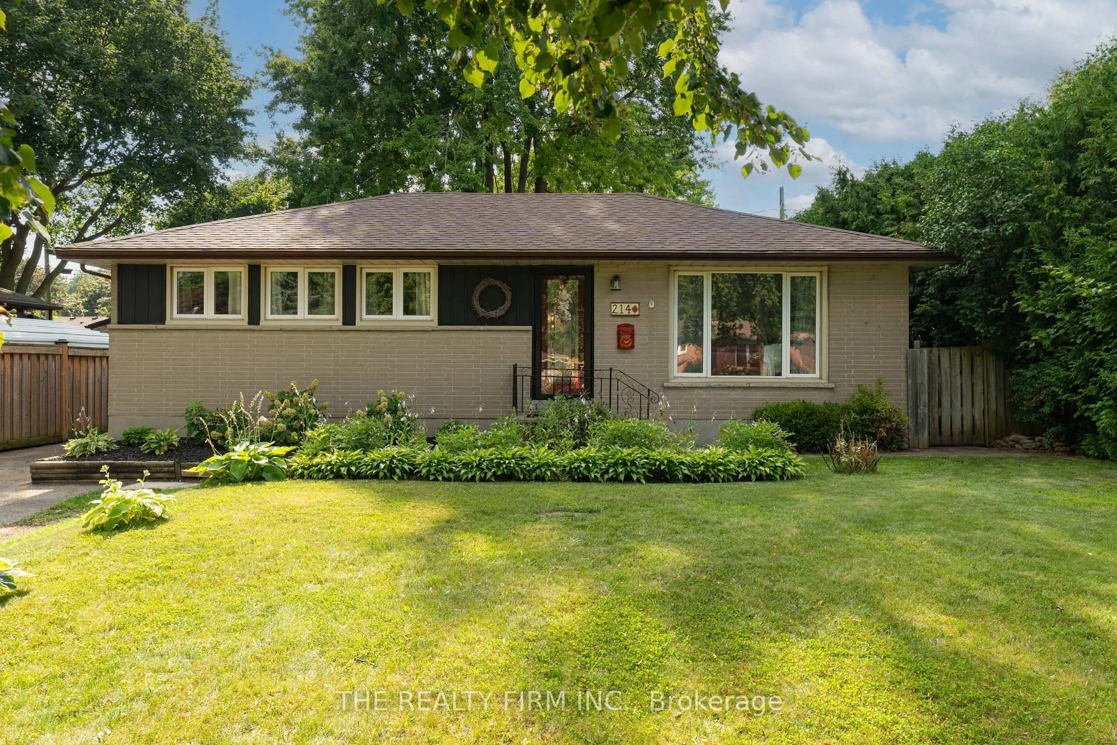 Home with vinyl exterior material, street for 214 Manitoulin Dr, London East Ontario N5W 1M7