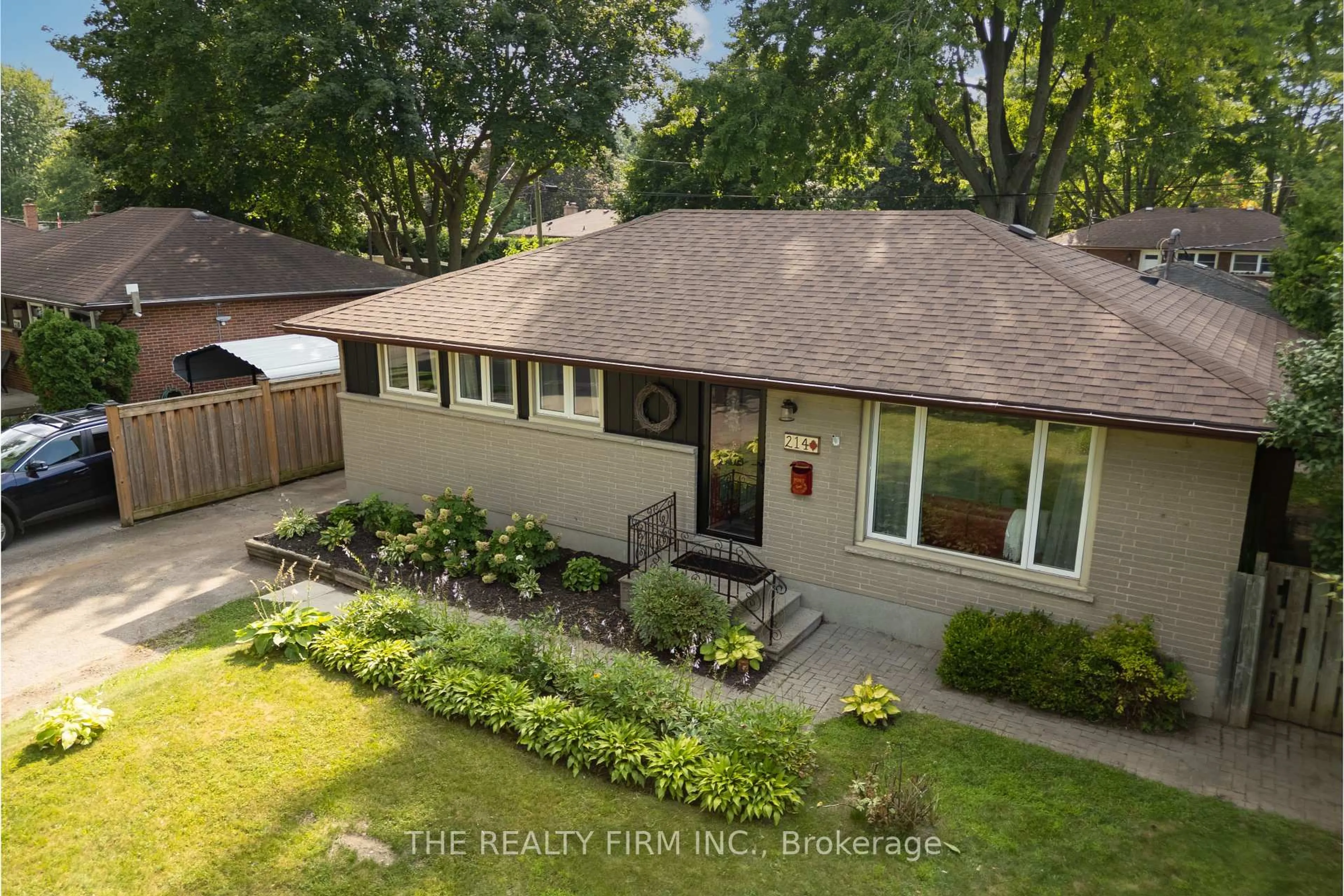 A pic from outside/outdoor area/front of a property/back of a property/a pic from drone, street for 214 Manitoulin Dr, London East Ontario N5W 1M7