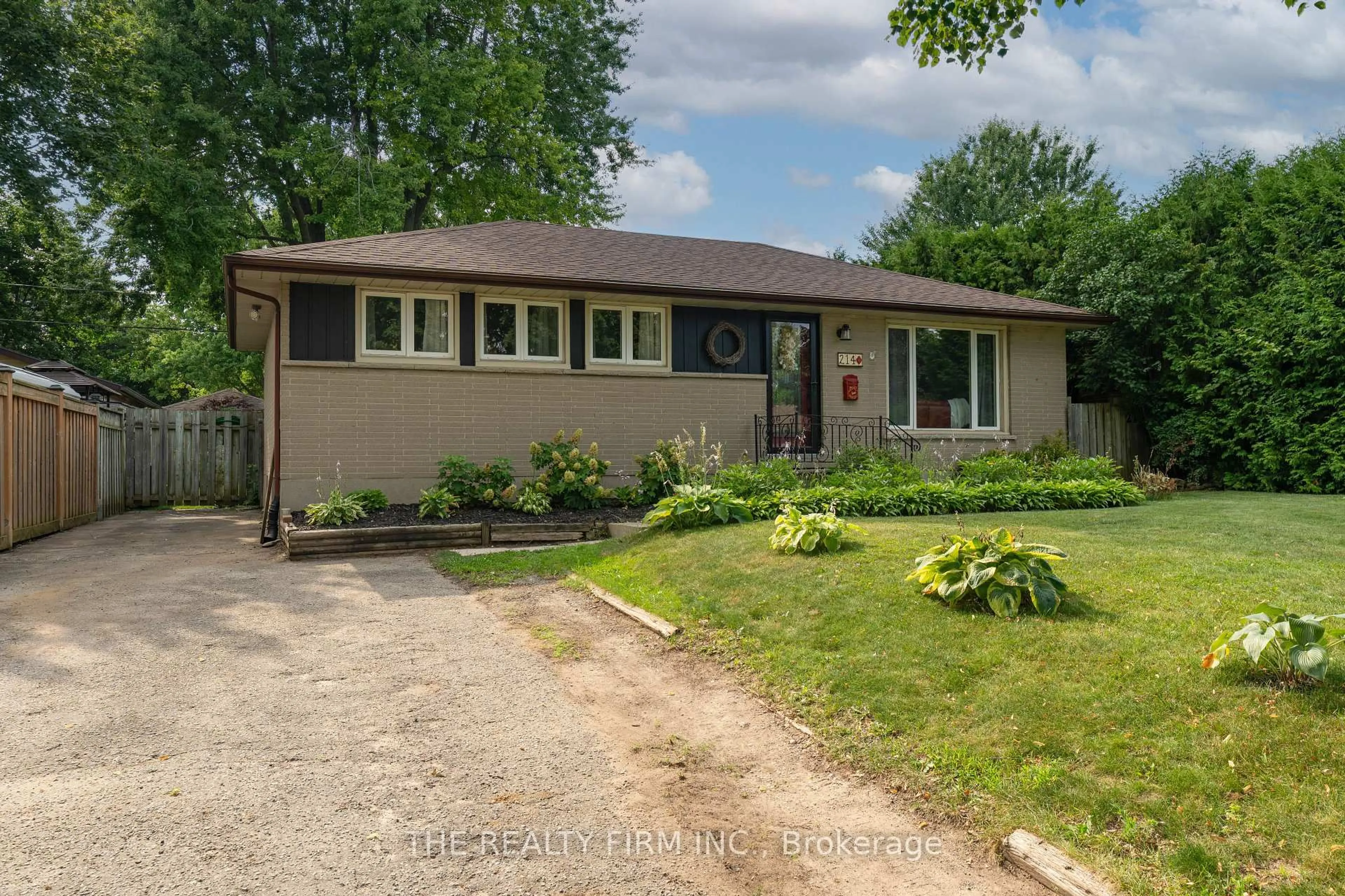 A pic from outside/outdoor area/front of a property/back of a property/a pic from drone, street for 214 Manitoulin Dr, London East Ontario N5W 1M7